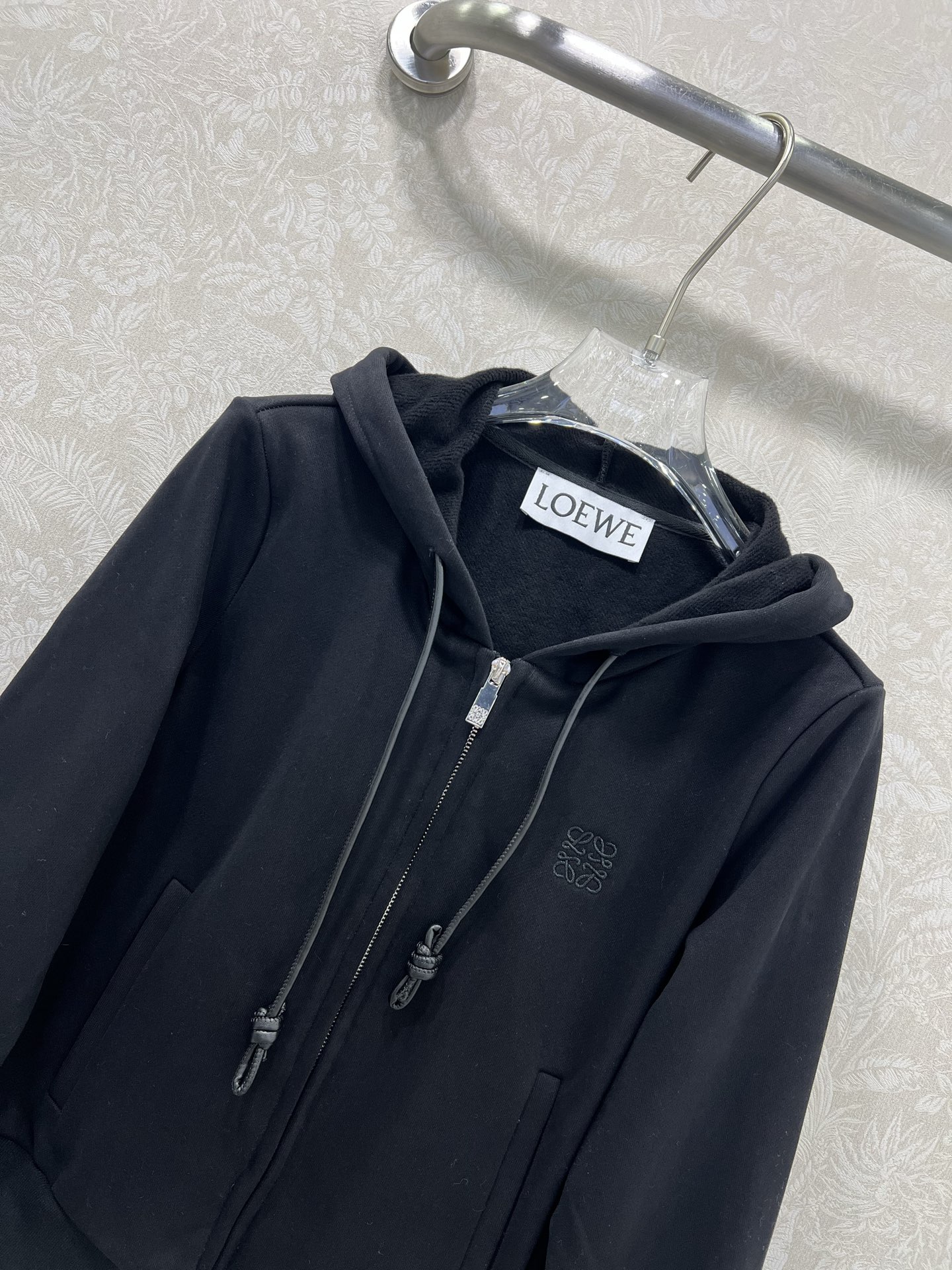 🔥🔥 Loew*25新款薄绒连帽外套 胸前logo刺绣装饰 休闲复古又时髦 简约的撞色线条轮廓很有运动感