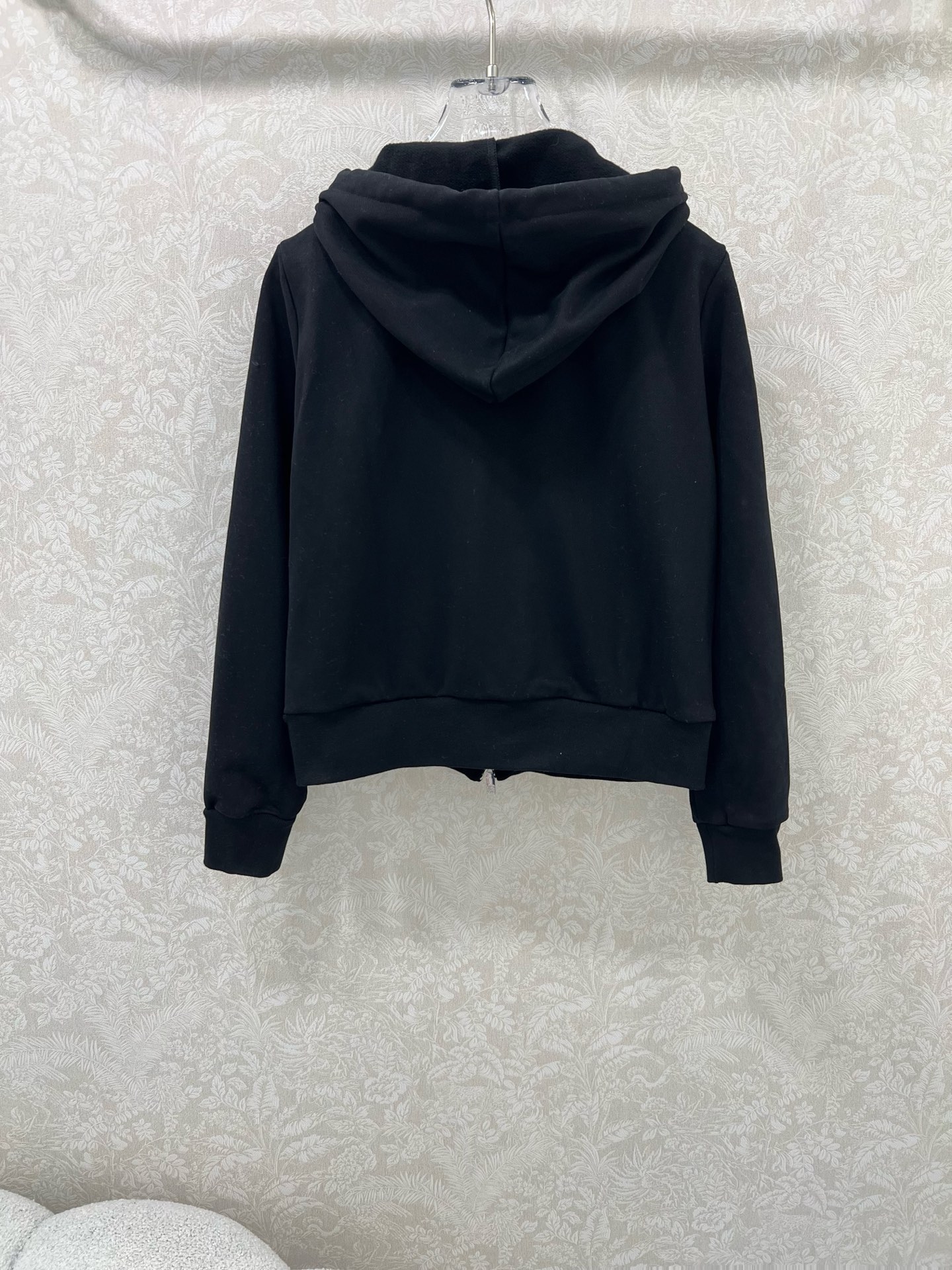 🔥🔥 Loew*25新款薄绒连帽外套 胸前logo刺绣装饰 休闲复古又时髦 简约的撞色线条轮廓很有运动感