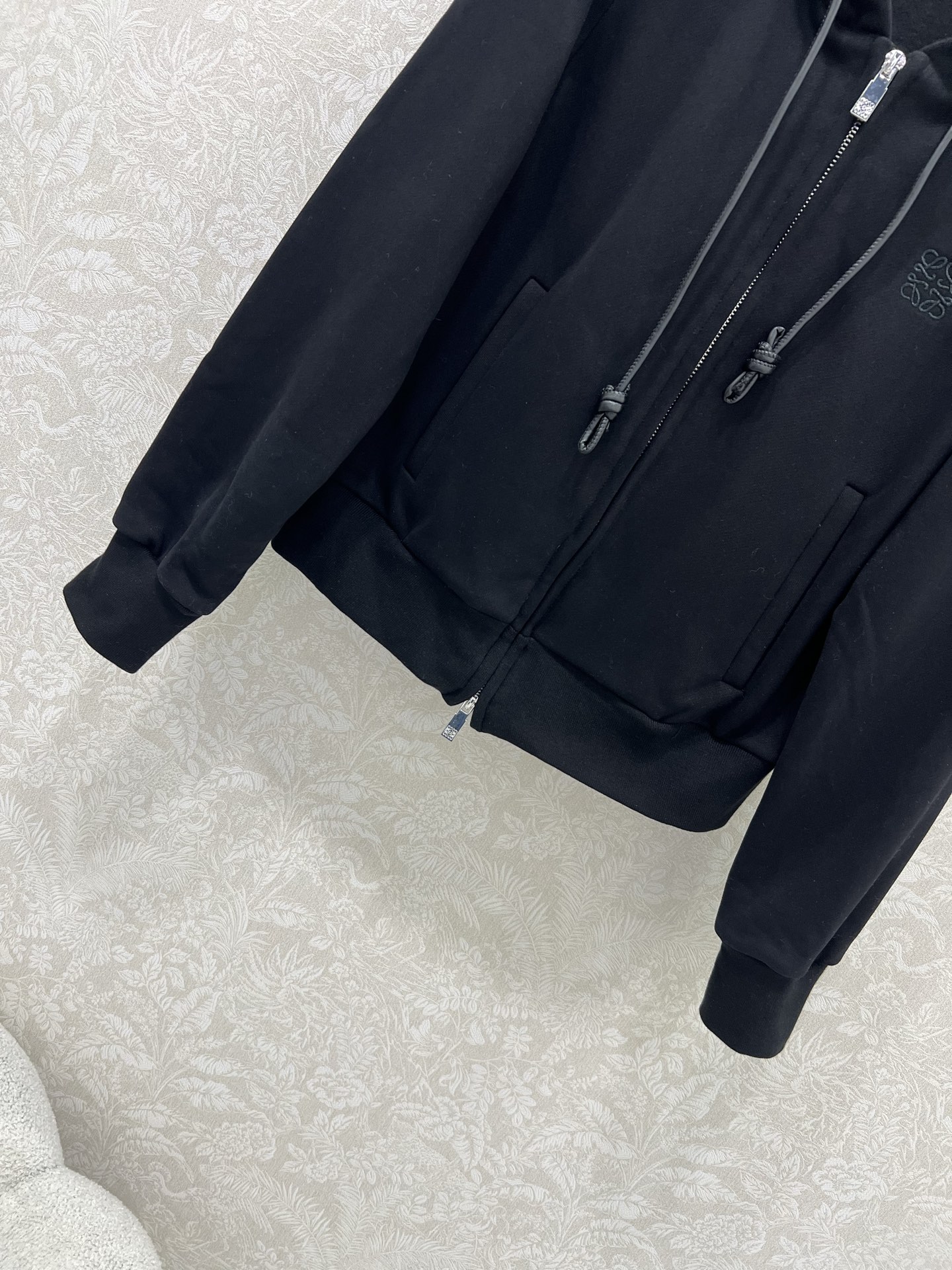 🔥🔥 Loew*25新款薄绒连帽外套 胸前logo刺绣装饰 休闲复古又时髦 简约的撞色线条轮廓很有运动感