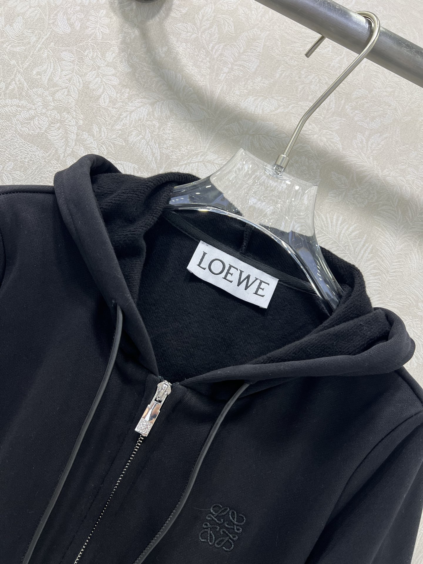 🔥🔥 Loew*25新款薄绒连帽外套 胸前logo刺绣装饰 休闲复古又时髦 简约的撞色线条轮廓很有运动感