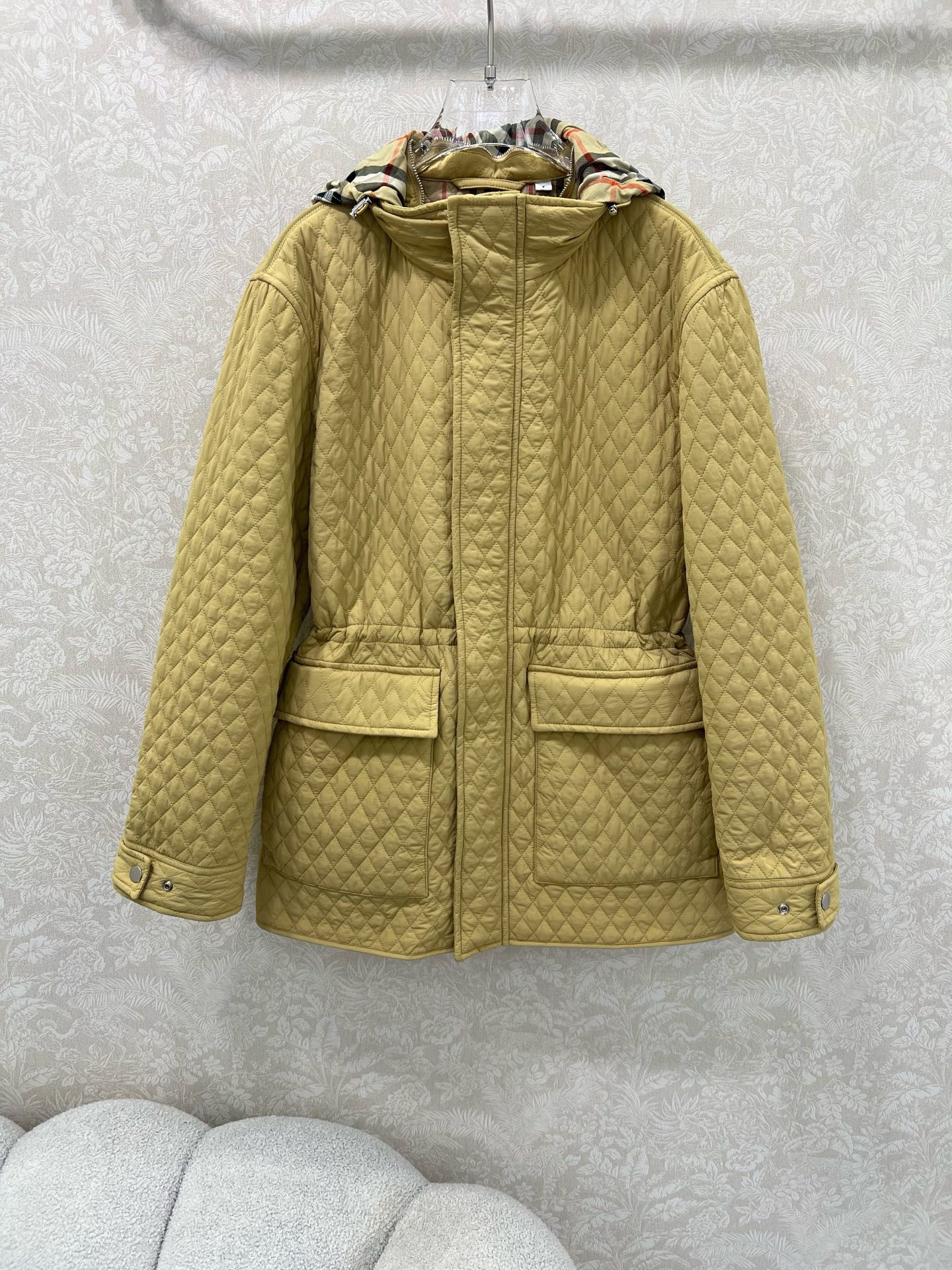 NO:636303,burber*y 25 new autumn and winter cotton-padded jacket. The classic check pattern on the hat can be hidden. The design is very eye-catching. It has strong visual impact and is highly fashionable. The upper body can easily show your youthful personality. The drawstring at the waist can adjust the waist. It does not look old-fashioned. It is also windproof and waterproof. It highlights the big-name design concept. The metal snaps with clear engravings add a lot of points to the whole. The inner lining shows the brand's Vintage retro plaid pattern. B's classic style is highly recommended!  !  2 colors 5 codes SMLXLXXL, Burberry-clothing, burberry, jackets & coats, hats, alexander wang19860909burber*y 25秋冬新款棉衣棉服外套 帽子经典格纹可隐藏式设计非常亮眼 视觉冲击力强时髦度高 上身轻松彰显年轻个性 腰部抽绳可调节腰围 不会有老气感好看又防风防水,彰显大牌设计理念刻字清晰的金属按扣,为整体加分不少,内衬呈现品牌 Vintage 复古格纹 B家经典款强烈推！！ 2色5码SMLXLXXL,博柏利-服装,burberry,jackets & coats,hats,alexander wang,Women's clothing