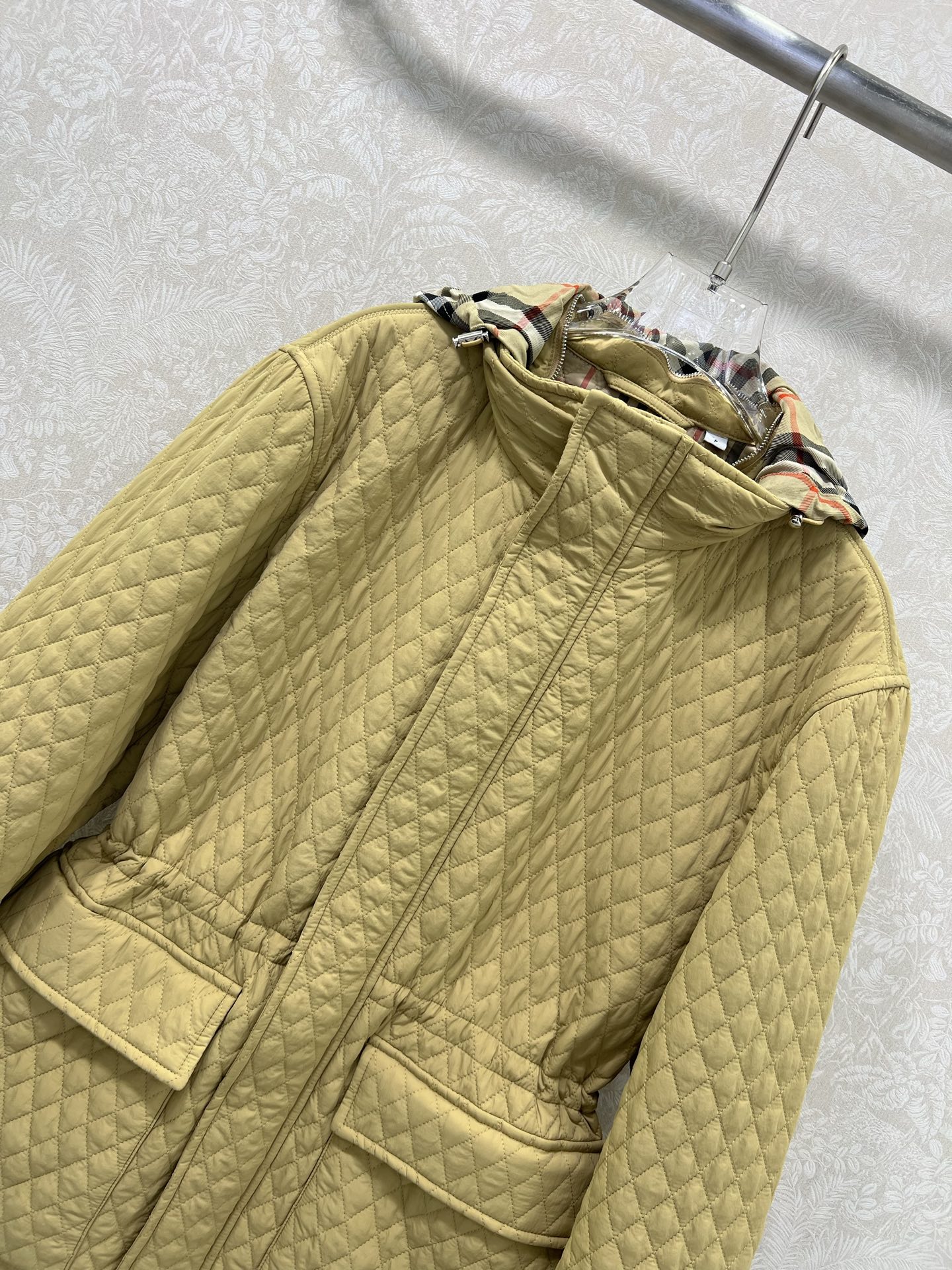 🔥🔥 burber*y 25秋冬新款棉衣棉服外套 帽子经典格纹可隐藏式设计非常亮眼 视觉冲击力强时髦度高