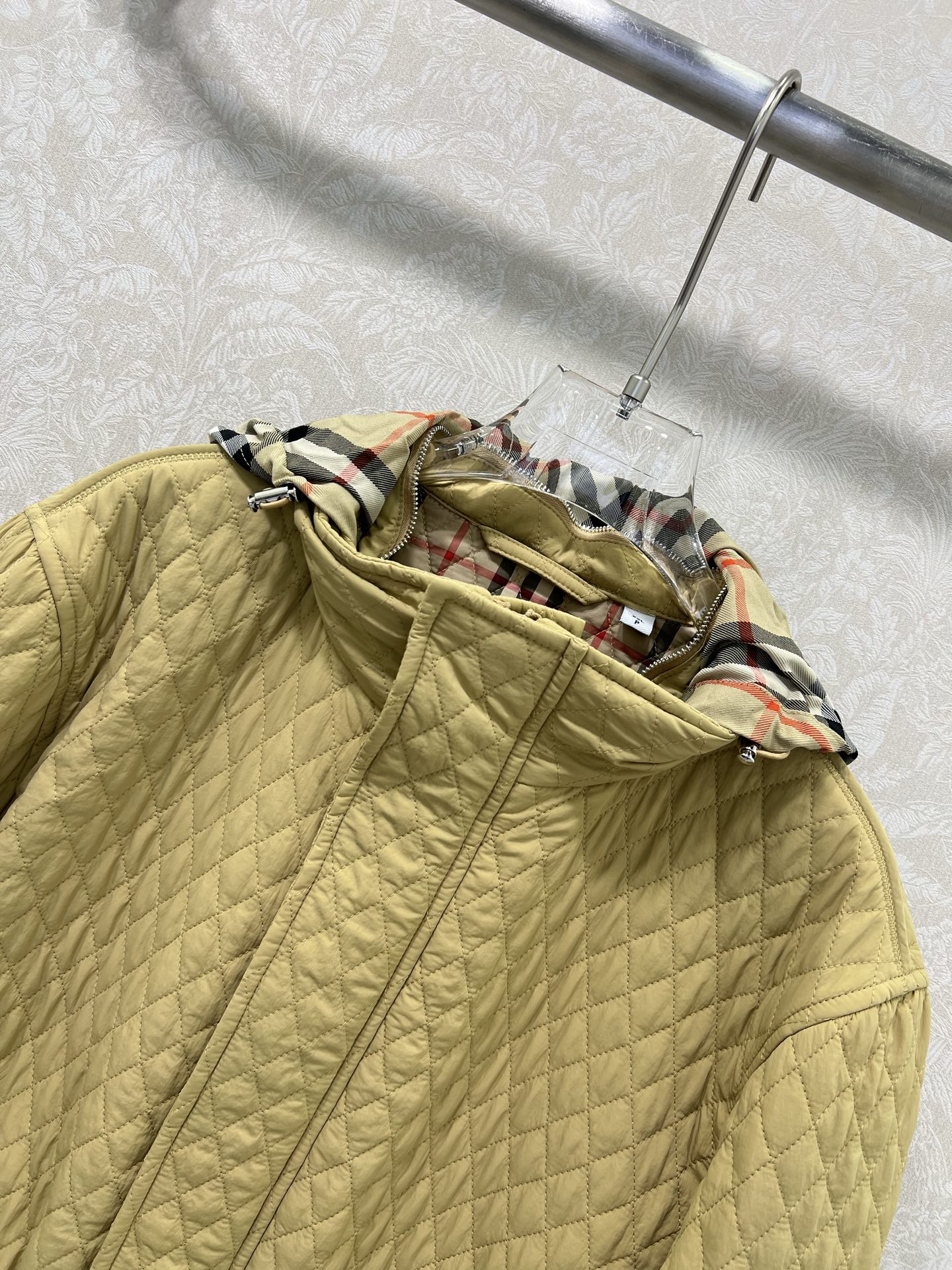 🔥🔥 burber*y 25秋冬新款棉衣棉服外套 帽子经典格纹可隐藏式设计非常亮眼 视觉冲击力强时髦度高