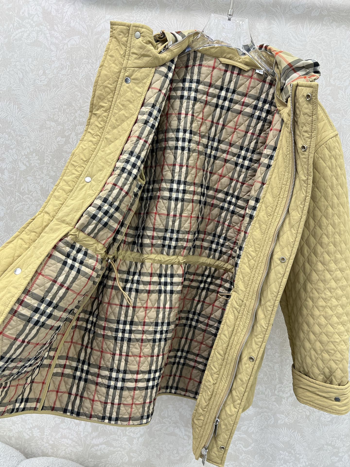 🔥🔥 burber*y 25秋冬新款棉衣棉服外套 帽子经典格纹可隐藏式设计非常亮眼 视觉冲击力强时髦度高