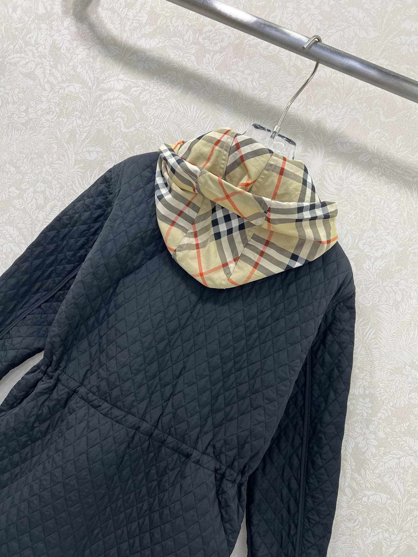 🔥🔥 burber*y 25秋冬新款棉衣棉服外套 帽子经典格纹可隐藏式设计非常亮眼 视觉冲击力强时髦度高