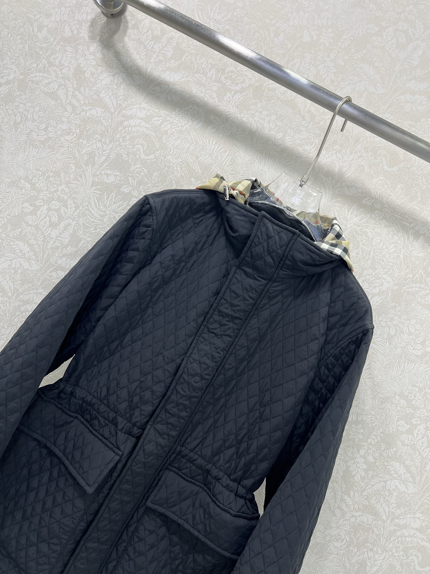 🔥🔥 burber*y 25秋冬新款棉衣棉服外套 帽子经典格纹可隐藏式设计非常亮眼 视觉冲击力强时髦度高