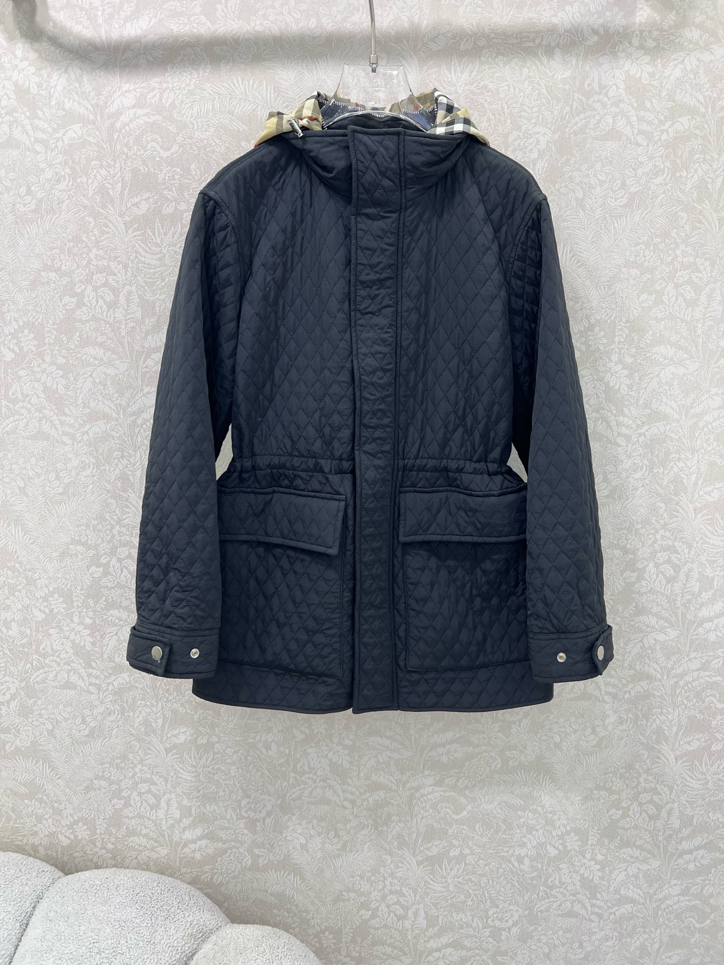 NO:636299,burber*y 25 new autumn and winter cotton-padded jacket. The classic check pattern on the hat can be hidden. The design is very eye-catching. It has strong visual impact and is highly fashionable. The upper body can easily show your youthful personality. The drawstring at the waist can adjust the waist. It does not look old-fashioned. It is also windproof and waterproof. It highlights the big-name design concept. The metal snaps with clear engravings add a lot of points to the whole. The inner lining shows the brand's Vintage retro plaid pattern. B's classic style is highly recommended!  !  2 colors 5 codes SMLXLXXL, Burberry-clothing, burberry, jackets & coats, hats, alexander wang19860909burber*y 25秋冬新款棉衣棉服外套 帽子经典格纹可隐藏式设计非常亮眼 视觉冲击力强时髦度高 上身轻松彰显年轻个性 腰部抽绳可调节腰围 不会有老气感好看又防风防水,彰显大牌设计理念刻字清晰的金属按扣,为整体加分不少,内衬呈现品牌 Vintage 复古格纹 B家经典款强烈推！！ 2色5码SMLXLXXL,博柏利-服装,burberry,jackets & coats,hats,alexander wang,Women's clothing