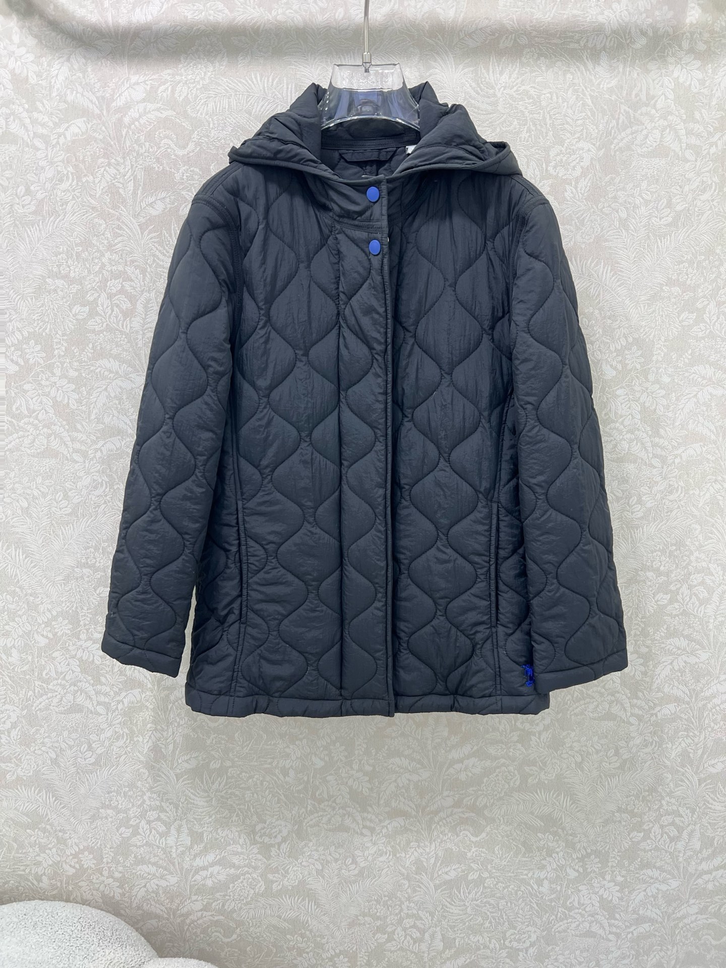 NO:636297,burber*y 25 new autumn and winter new cotton hooded cotton jacket, rhombus quilted quilted jacket, embroidered war horse logo on the corners, slightly slim fit to easily show your youthful personality, blue double buttons on the collar are full of vitality, not old-fashioned, good-looking, windproof and waterproof, highlighting the big-name design concept. The metal snaps with clear engravings add a lot of points to the whole. B's classic model is highly recommended!  !  3 colors and 5 codes SMLXLXXL, Burberry-clothing, burberry, jackets & coats, hats, alexander wang19860909burber*y 25秋冬新款棉衣连帽棉服外套 菱格扎线夹棉外套 衣角战马logo刺绣 微修身上身轻松彰显年轻个性 领口蓝色双扣活力满满 不会有老气感好看又防风防水,彰显大牌设计理念刻字清晰的金属按扣,为整体加分不少 B家经典款强烈推！！ 3色5码SMLXLXXL,博柏利-服装,burberry,jackets & coats,hats,alexander wang,Women's clothing