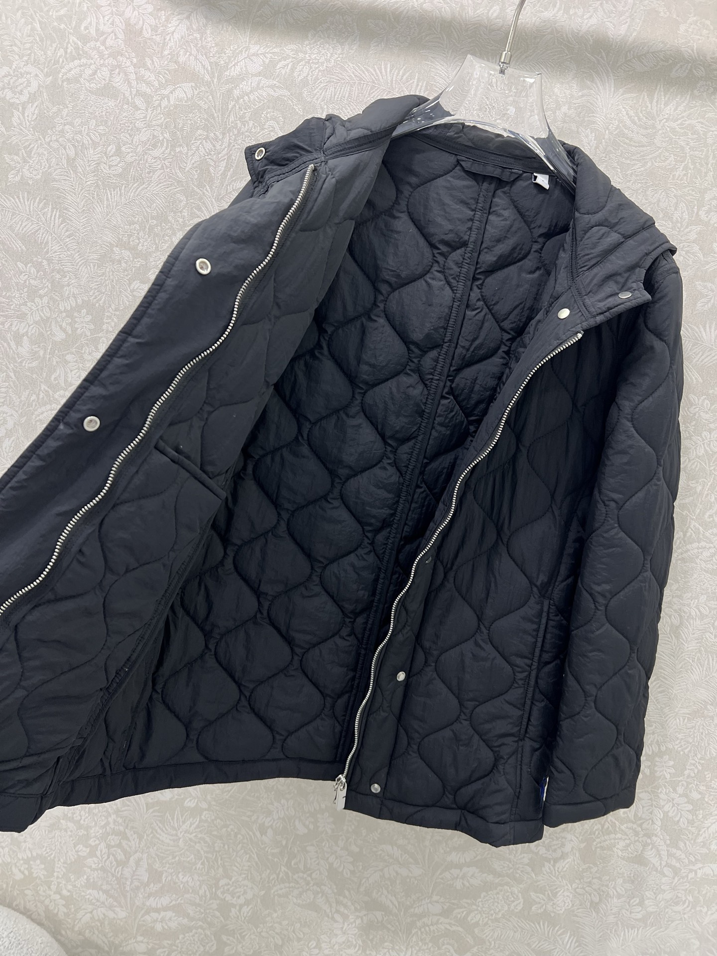 🔥🔥 burber*y 25秋冬新款棉衣连帽棉服外套 菱格扎线夹棉外套 衣角战马logo刺绣 微修身上身