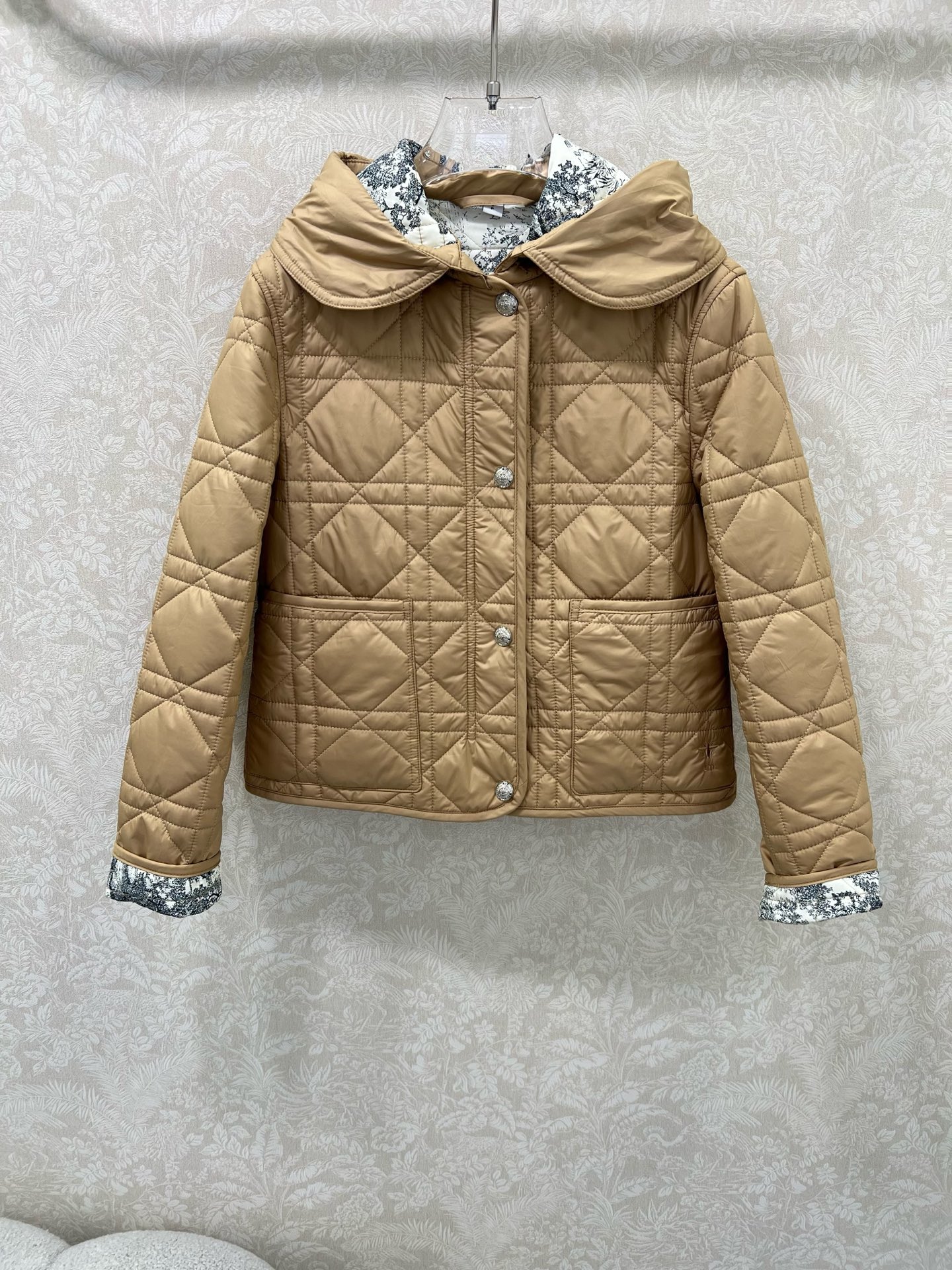 🔥🔥 Dio* 25秋冬新款戴妃藤格连帽压线棉衣外套 内衬经典丛林动物花色非常亮眼 视觉冲击力强时髦度高