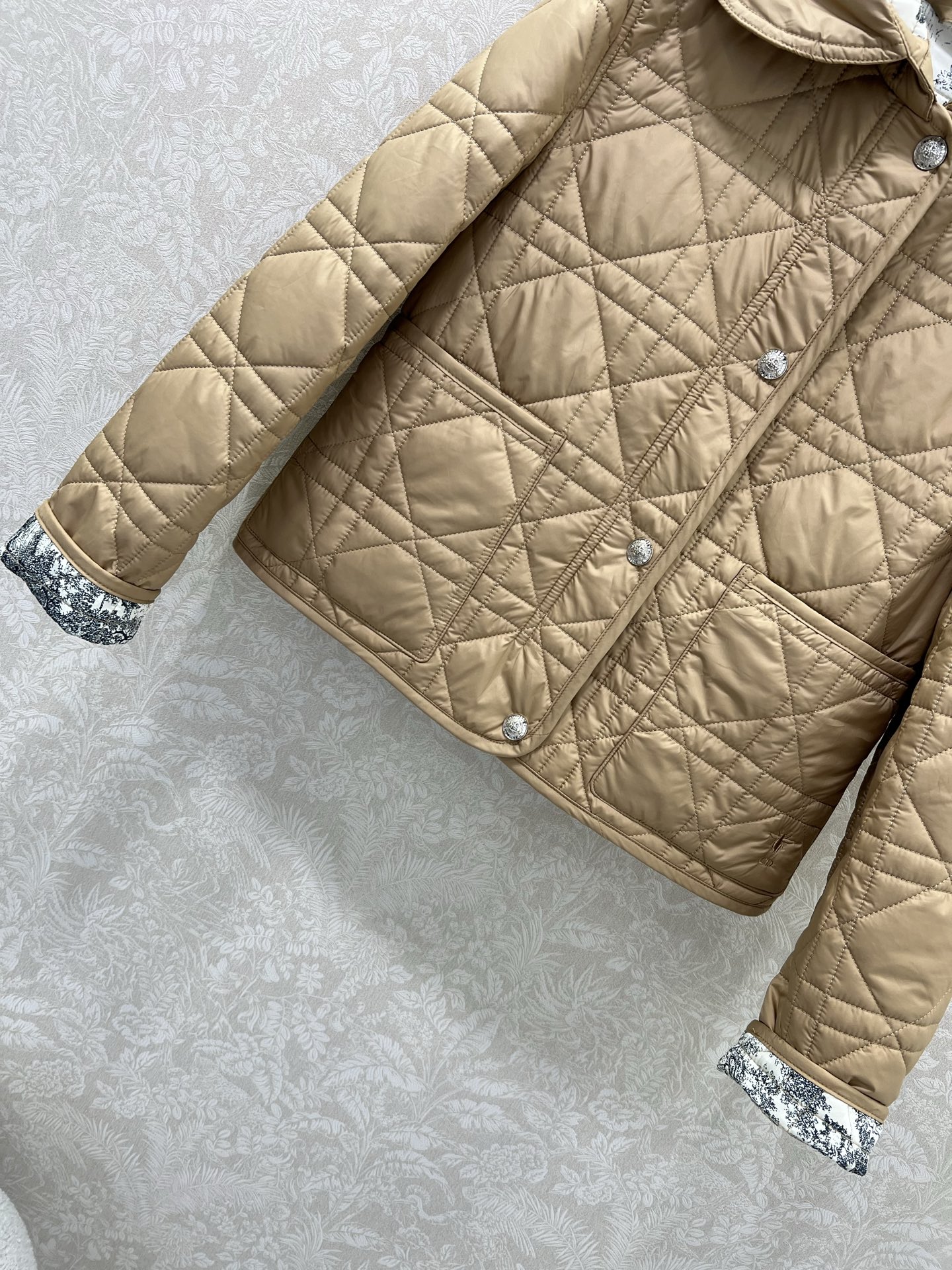 🔥🔥 Dio* 25秋冬新款戴妃藤格连帽压线棉衣外套 内衬经典丛林动物花色非常亮眼 视觉冲击力强时髦度高