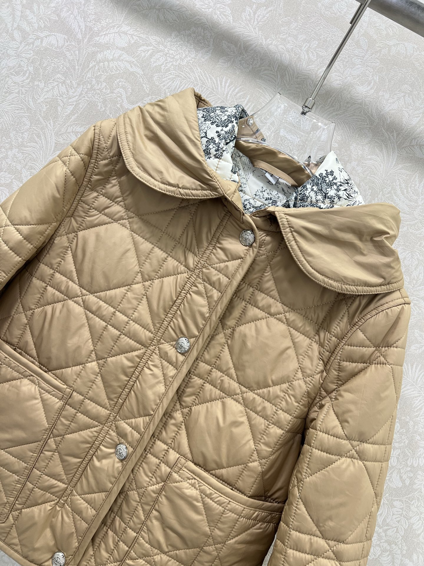 🔥🔥 Dio* 25秋冬新款戴妃藤格连帽压线棉衣外套 内衬经典丛林动物花色非常亮眼 视觉冲击力强时髦度高