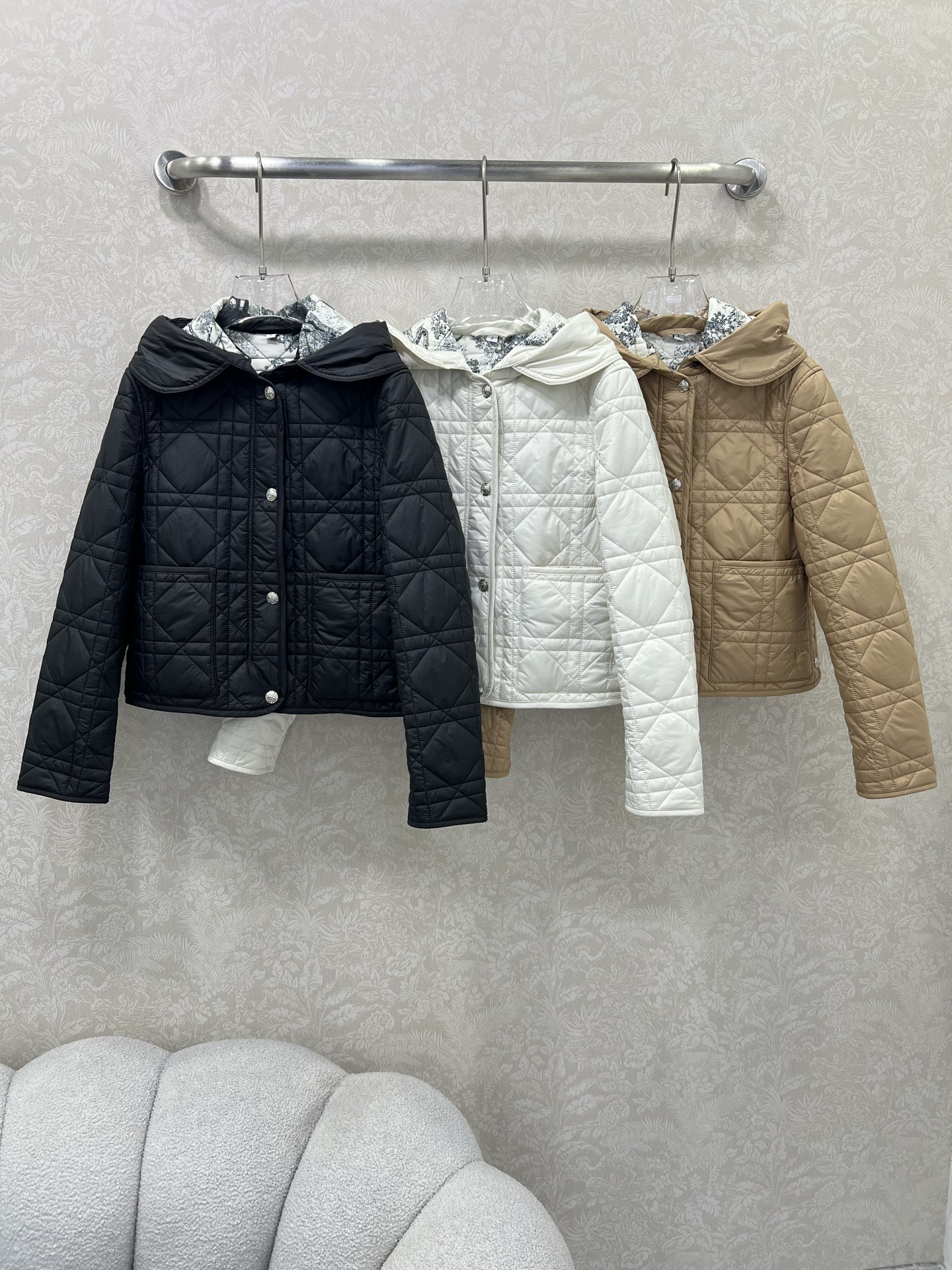 🔥🔥 Dio* 25秋冬新款戴妃藤格连帽压线棉衣外套 内衬经典丛林动物花色非常亮眼 视觉冲击力强时髦度高