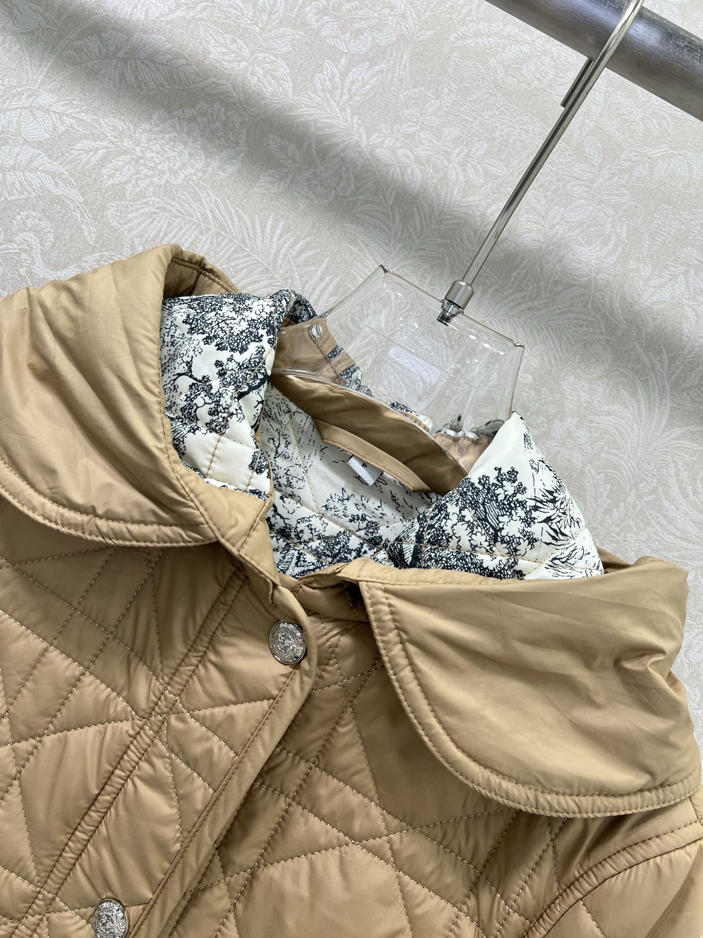 🔥🔥 Dio* 25秋冬新款戴妃藤格连帽压线棉衣外套 内衬经典丛林动物花色非常亮眼 视觉冲击力强时髦度高