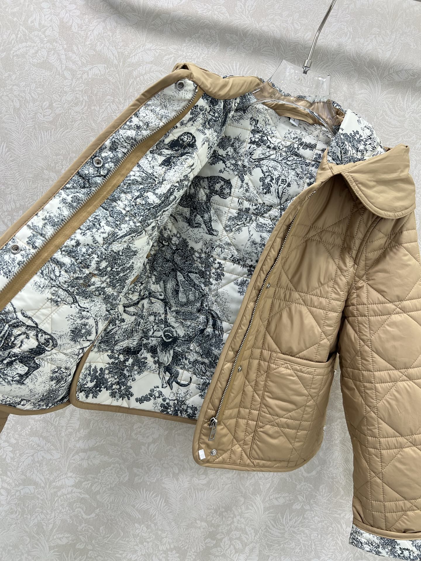 🔥🔥 Dio* 25秋冬新款戴妃藤格连帽压线棉衣外套 内衬经典丛林动物花色非常亮眼 视觉冲击力强时髦度高