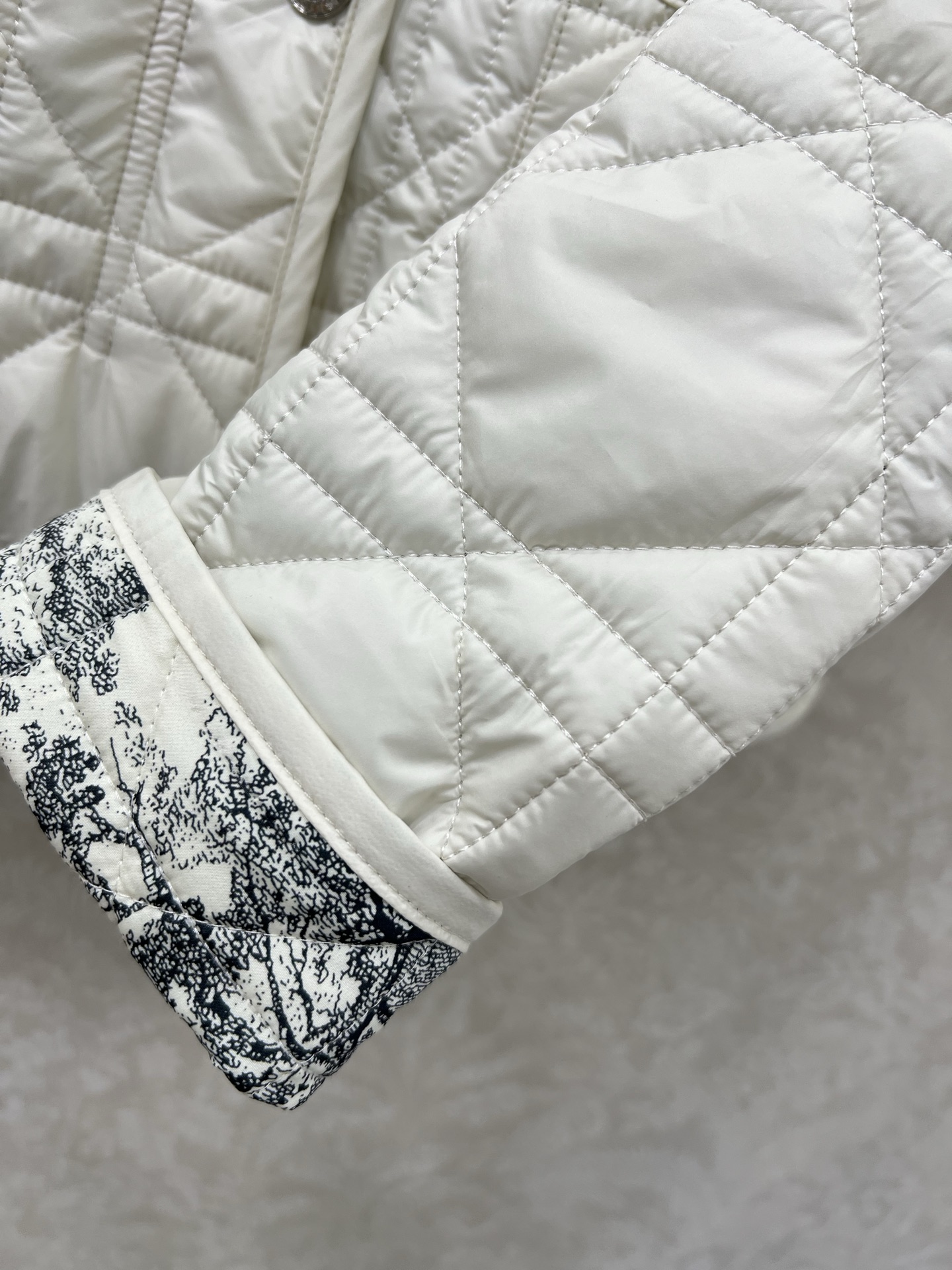 🔥🔥 Dio* 25秋冬新款戴妃藤格连帽压线棉衣外套 内衬经典丛林动物花色非常亮眼 视觉冲击力强时髦度高