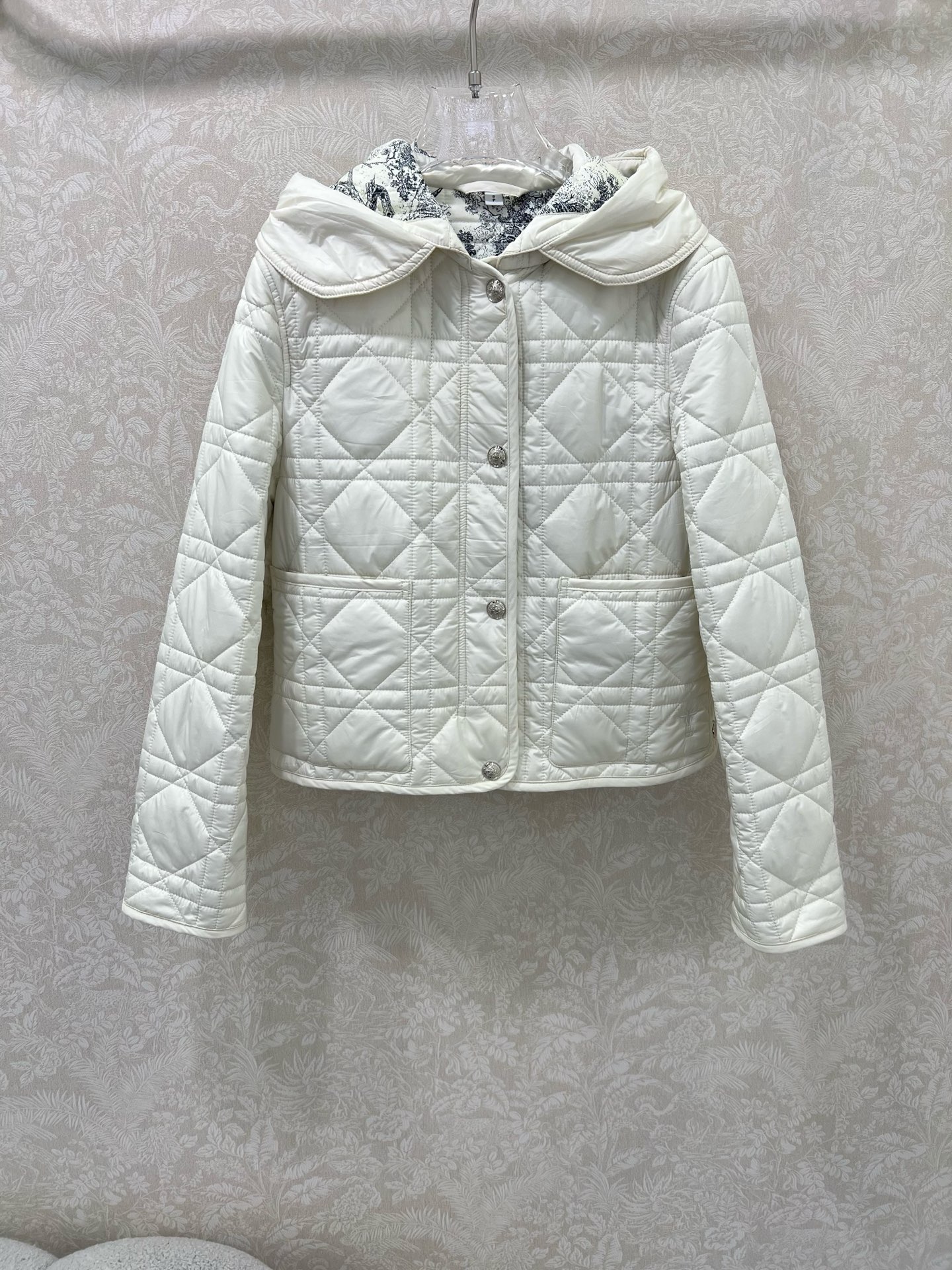 🔥🔥 Dio* 25秋冬新款戴妃藤格连帽压线棉衣外套 内衬经典丛林动物花色非常亮眼 视觉冲击力强时髦度高