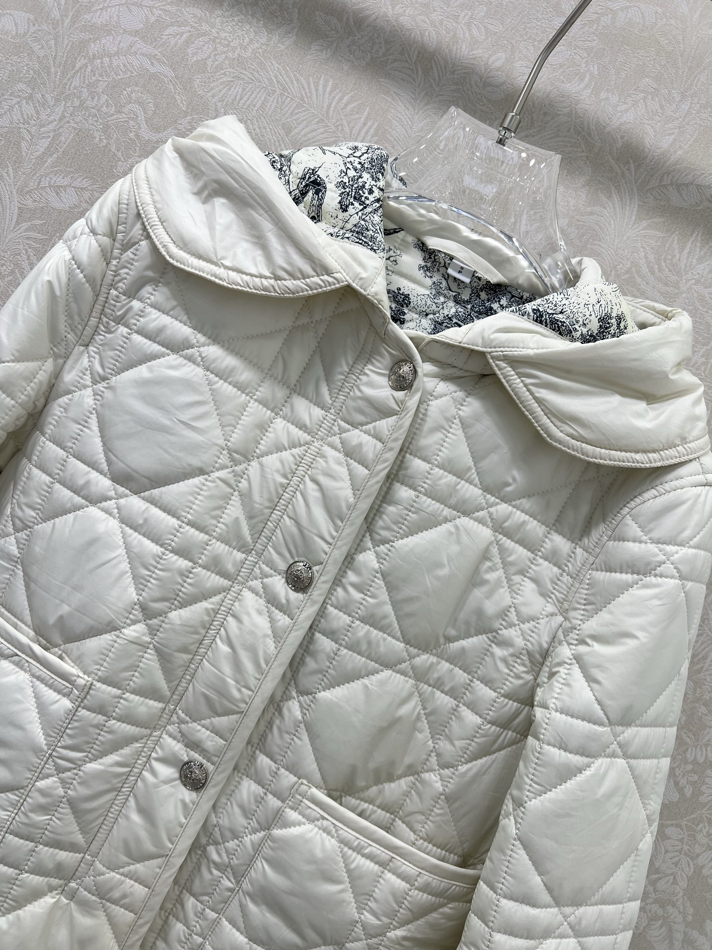 🔥🔥 Dio* 25秋冬新款戴妃藤格连帽压线棉衣外套 内衬经典丛林动物花色非常亮眼 视觉冲击力强时髦度高