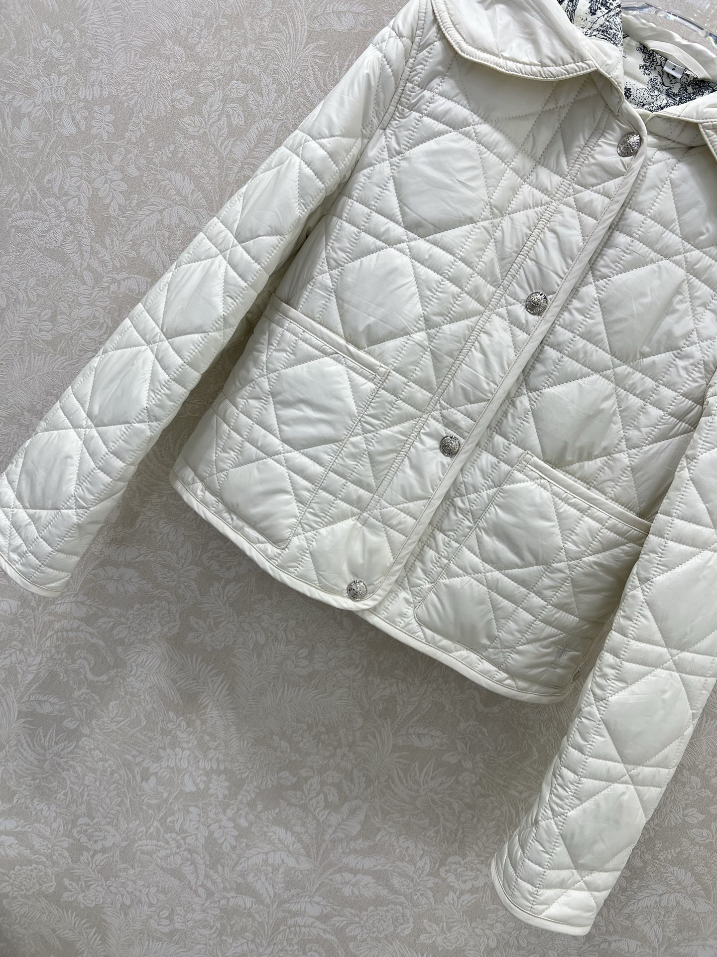 🔥🔥 Dio* 25秋冬新款戴妃藤格连帽压线棉衣外套 内衬经典丛林动物花色非常亮眼 视觉冲击力强时髦度高