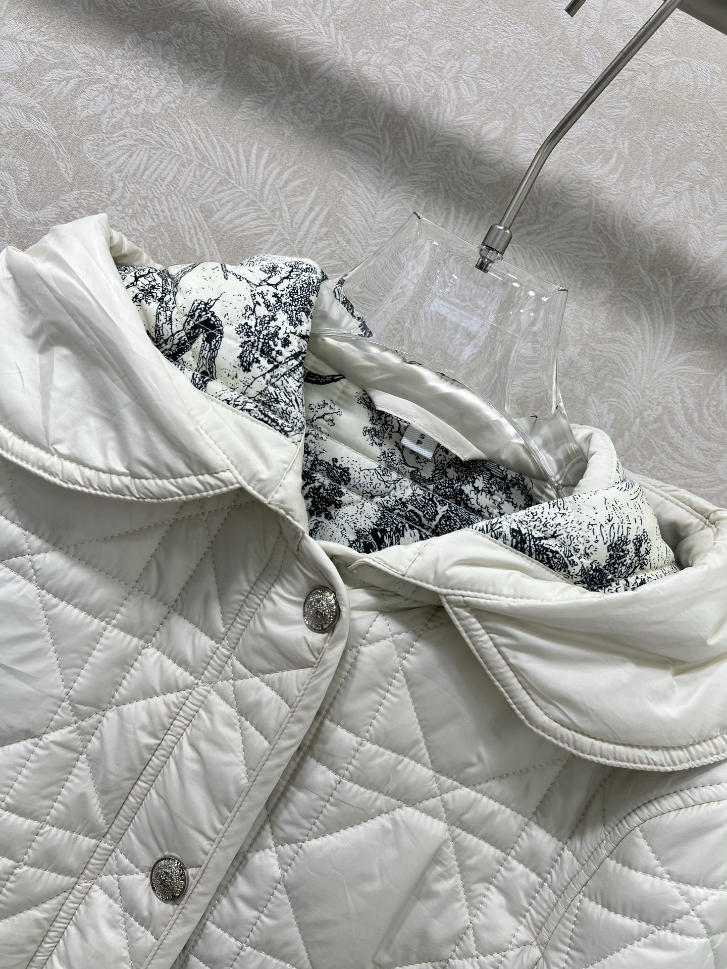 🔥🔥 Dio* 25秋冬新款戴妃藤格连帽压线棉衣外套 内衬经典丛林动物花色非常亮眼 视觉冲击力强时髦度高