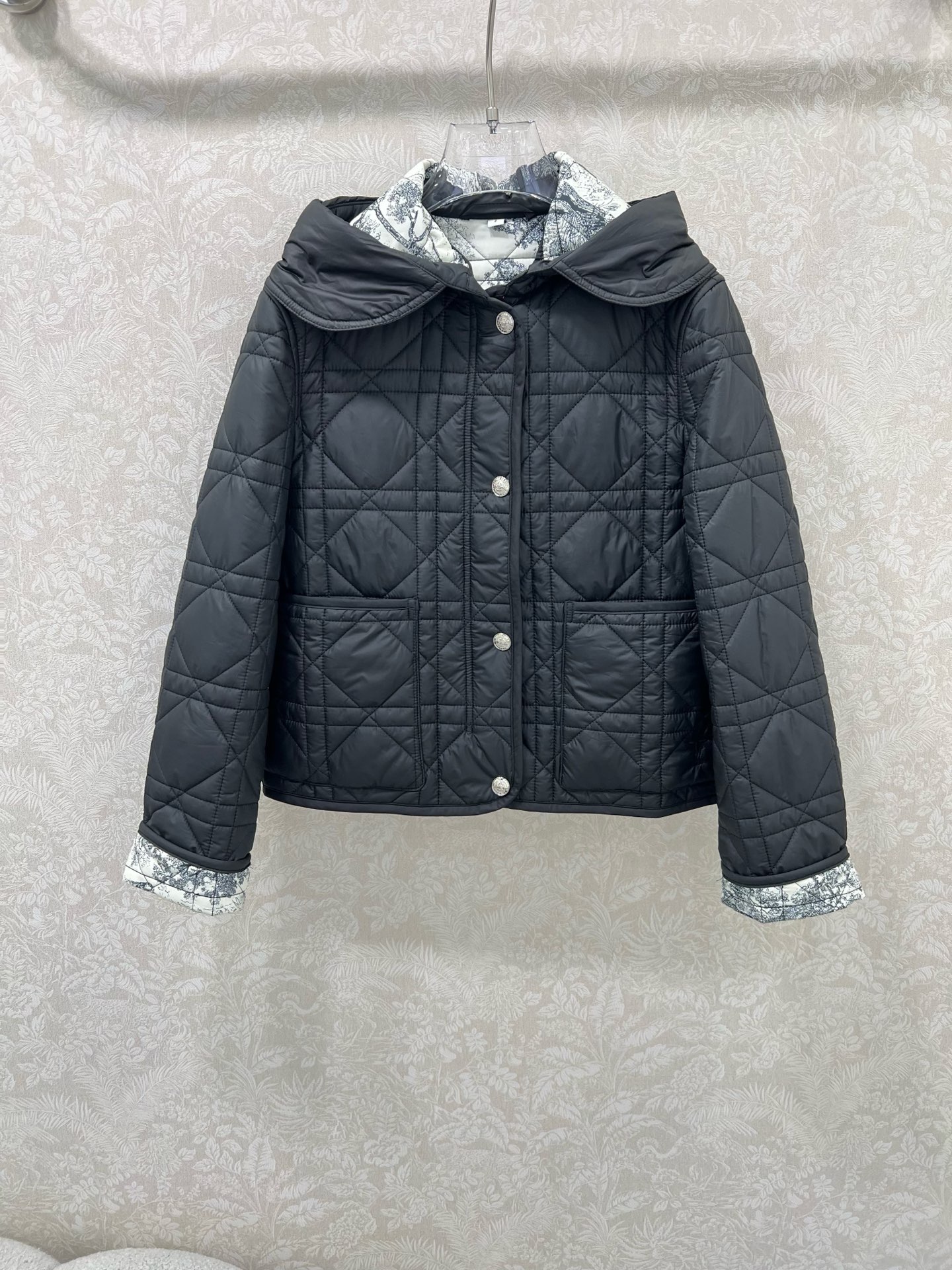 NO:636295,Dio* 25 new autumn and winter new Princess Diana cannage hooded quilted cotton coat. The interior is lined with classic jungle animal colors. It is very eye-catching. It has strong visual impact and is highly fashionable. The upper body easily shows a youthful personality. It does not look old-fashioned. It is good-looking and windproof and waterproof. It highlights the big-name design concept. The metal snaps with clear engravings add a lot of points to the whole. The classic style is highly recommended!  !  3 colors 5 codes SMLXLXXL,Louis Vuitton-clothing,dior,louis vuitton,jackets & coats,hats,alexander wang19860909Dio* 25秋冬新款戴妃藤格连帽压线棉衣外套 内衬经典丛林动物花色非常亮眼 视觉冲击力强时髦度高 上身轻松彰显年轻个性 不会有老气感好看又防风防水,彰显大牌设计理念刻字清晰的金属按扣,为整体加分不少,经典款强烈推！！ 3色5码SMLXLXXL,路易威登-服装,dior,louis vuitton,jackets & coats,hats,alexander wang,Women's clothing