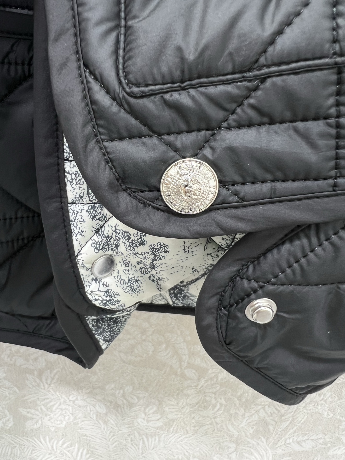 🔥🔥 Dio* 25秋冬新款戴妃藤格连帽压线棉衣外套 内衬经典丛林动物花色非常亮眼 视觉冲击力强时髦度高