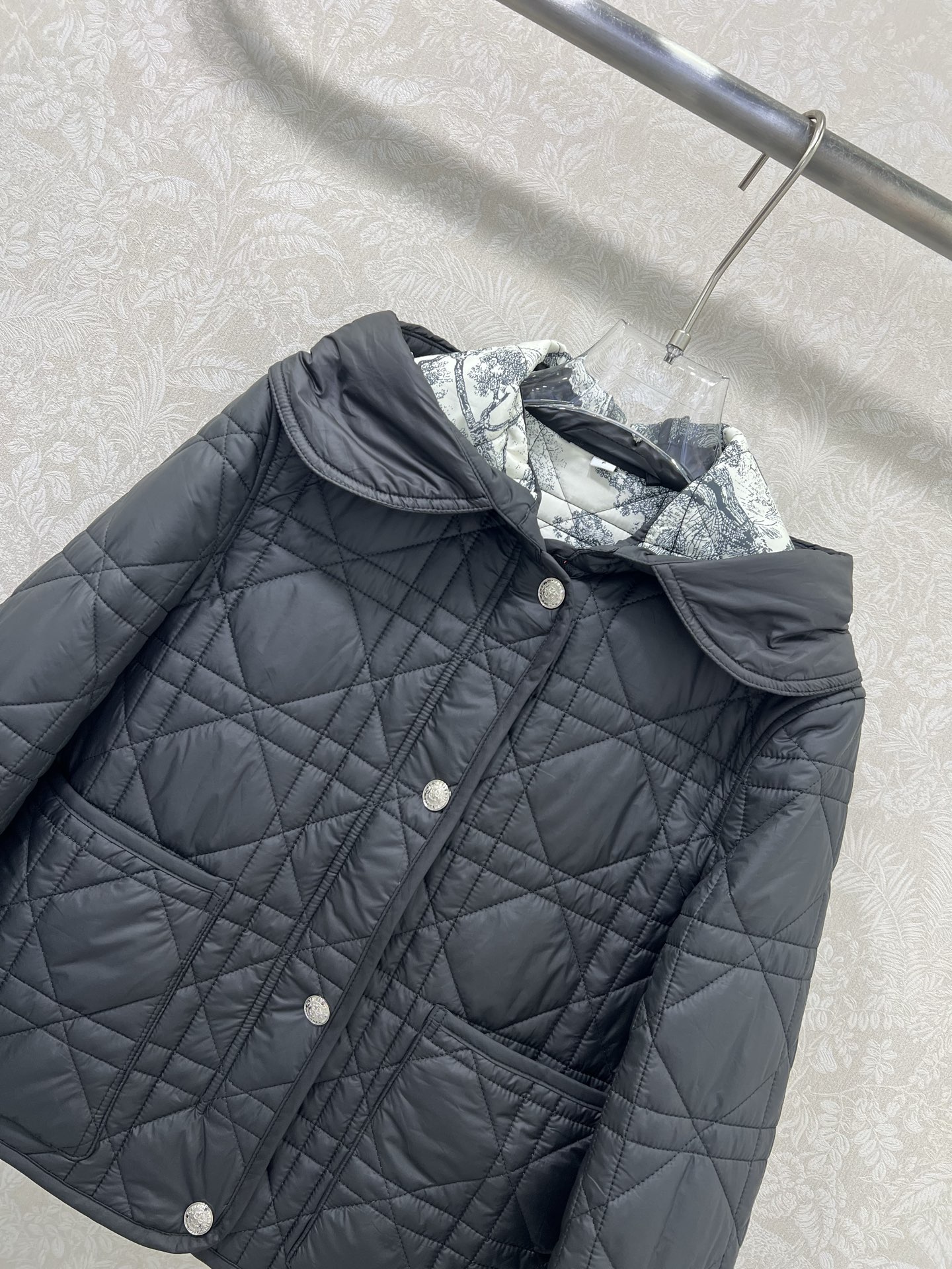 🔥🔥 Dio* 25秋冬新款戴妃藤格连帽压线棉衣外套 内衬经典丛林动物花色非常亮眼 视觉冲击力强时髦度高