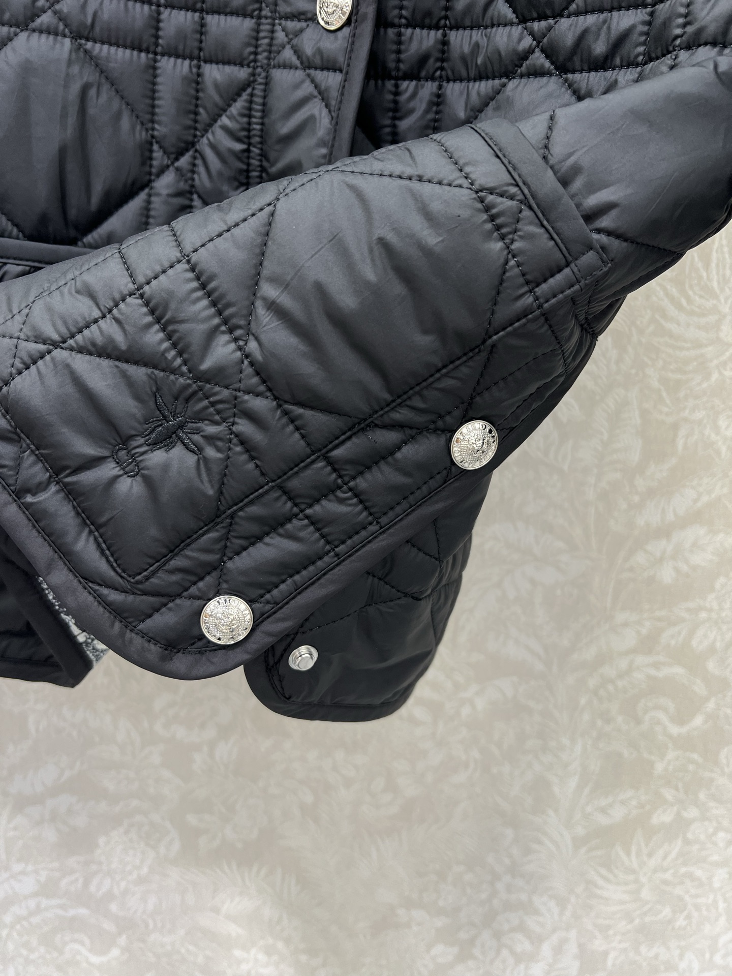 🔥🔥 Dio* 25秋冬新款戴妃藤格连帽压线棉衣外套 内衬经典丛林动物花色非常亮眼 视觉冲击力强时髦度高