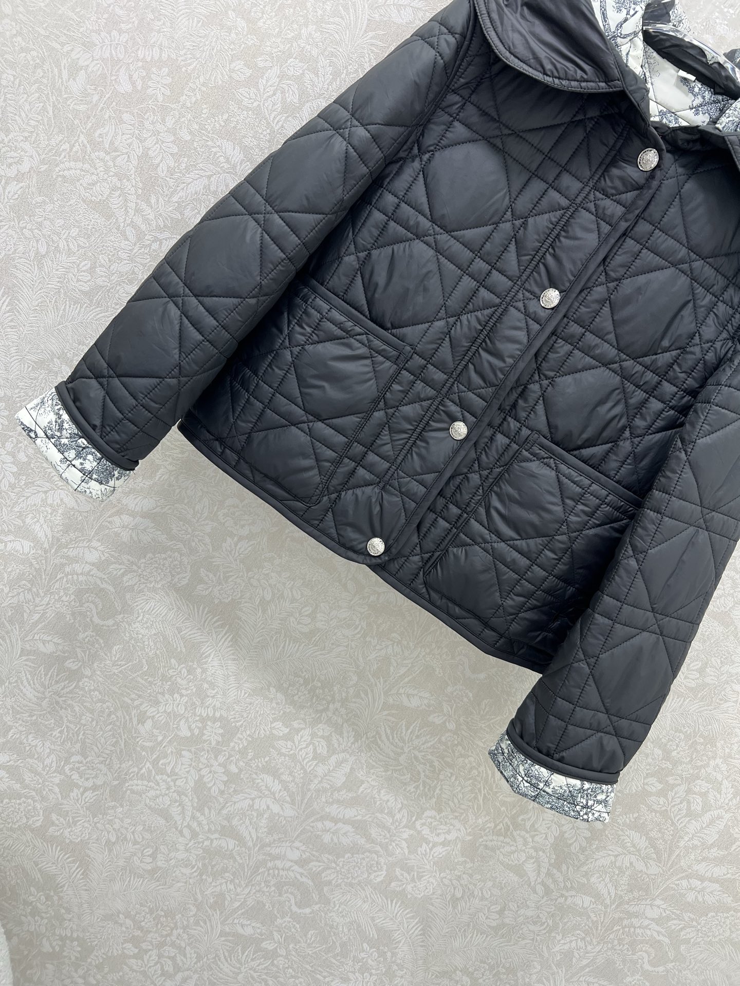 🔥🔥 Dio* 25秋冬新款戴妃藤格连帽压线棉衣外套 内衬经典丛林动物花色非常亮眼 视觉冲击力强时髦度高