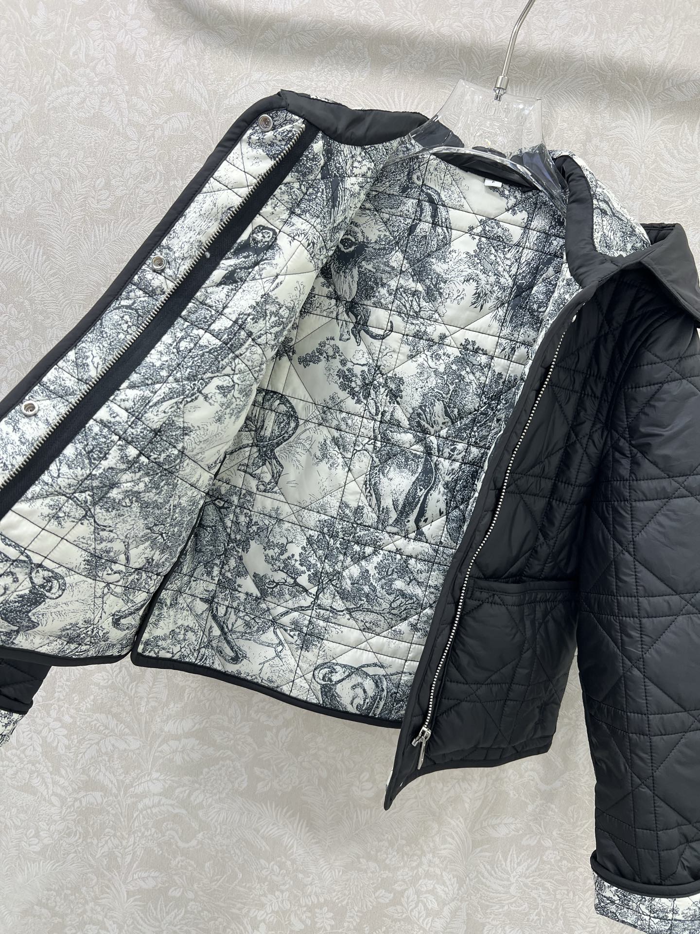 🔥🔥 Dio* 25秋冬新款戴妃藤格连帽压线棉衣外套 内衬经典丛林动物花色非常亮眼 视觉冲击力强时髦度高