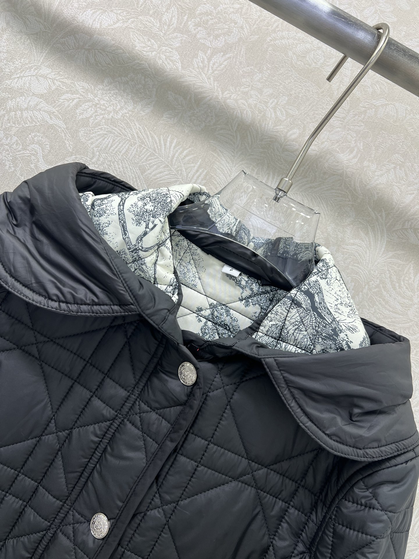 🔥🔥 Dio* 25秋冬新款戴妃藤格连帽压线棉衣外套 内衬经典丛林动物花色非常亮眼 视觉冲击力强时髦度高