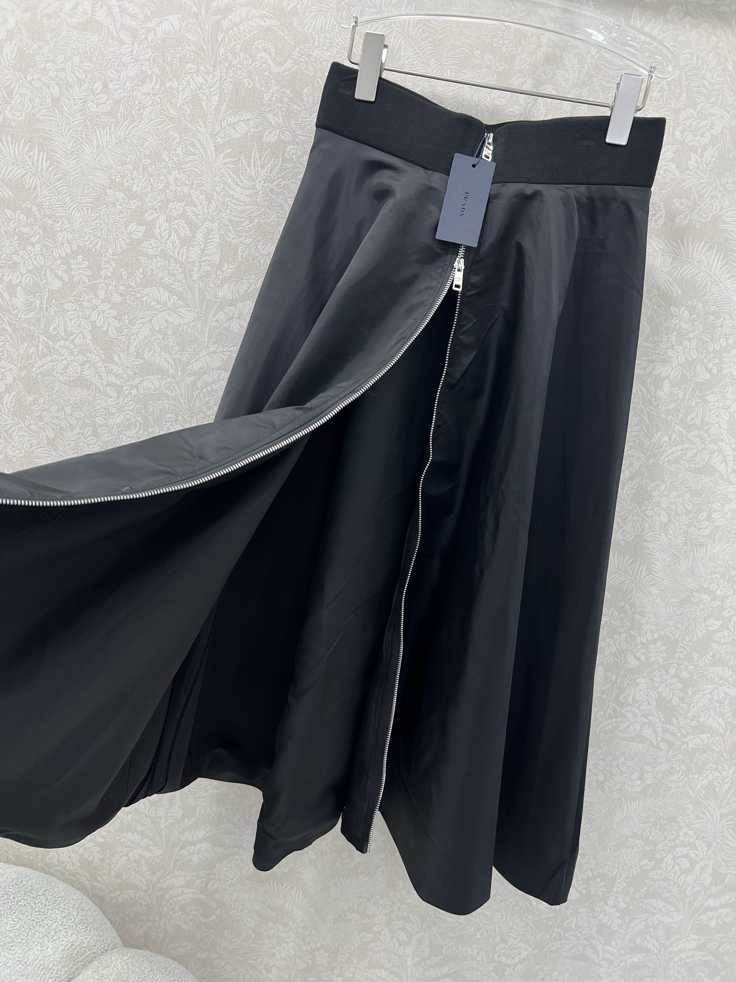 🔥🔥PRAD*普拉*达 25新款大摆拉链半裙伞裙 定制YB进口环保再生尼龙材质 质感轻薄透气 光泽有型 