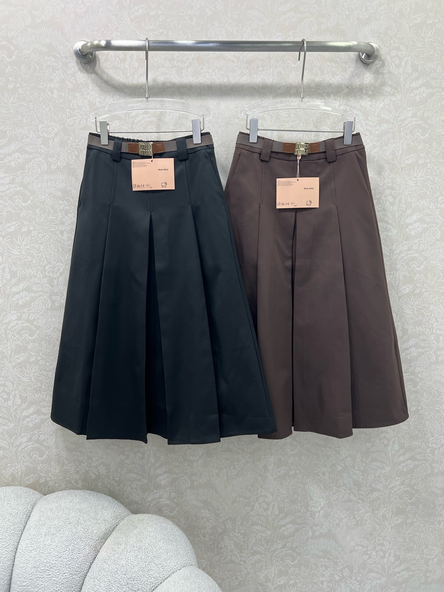 🔥🔥miumi* 25新款miu系复古压褶半裙 定制金属腰头腰带 裙身低调奢华立体剪裁 精简线条感设计凸