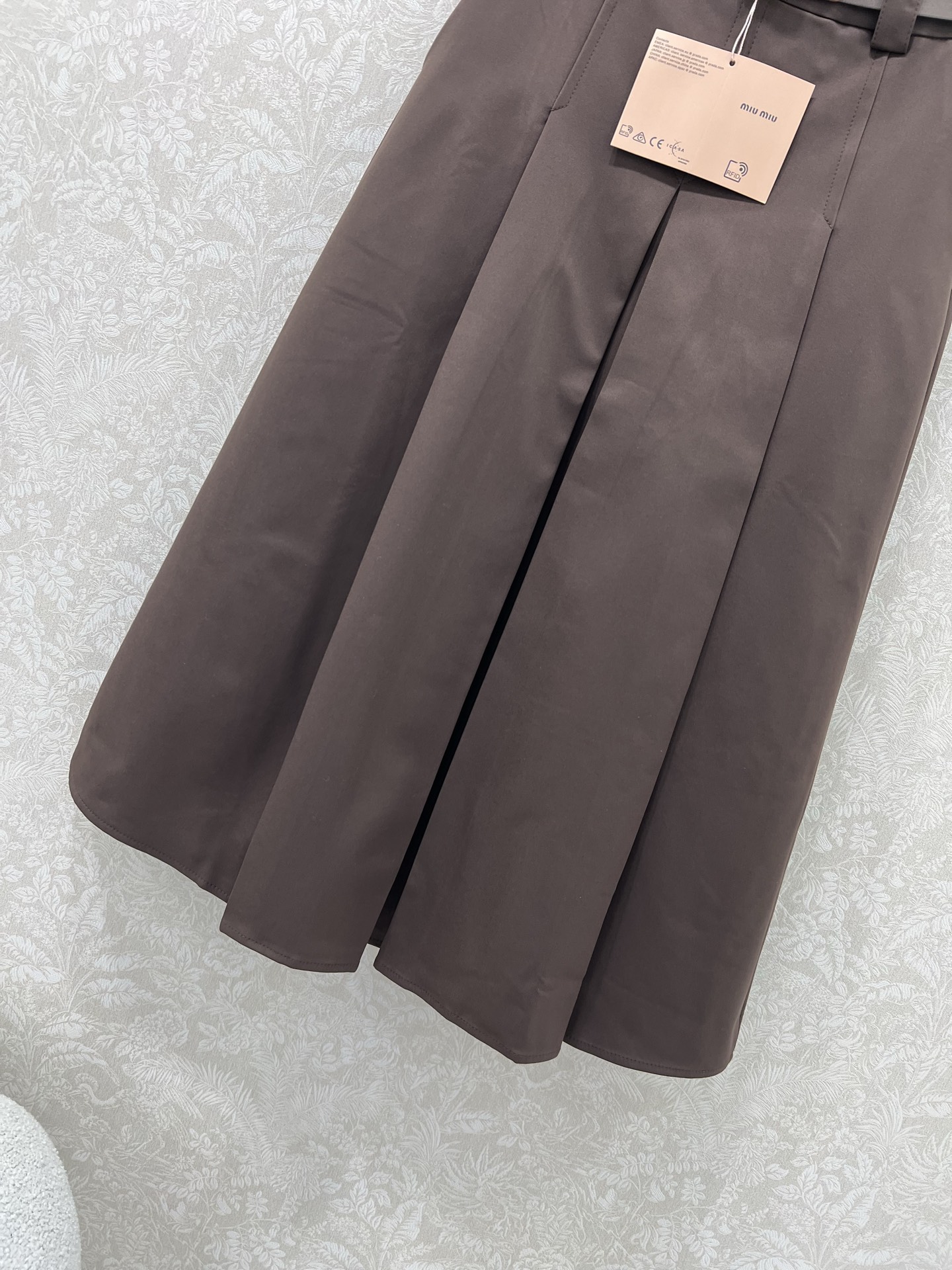 🔥🔥miumi* 25新款miu系复古压褶半裙 定制金属腰头腰带 裙身低调奢华立体剪裁 精简线条感设计凸