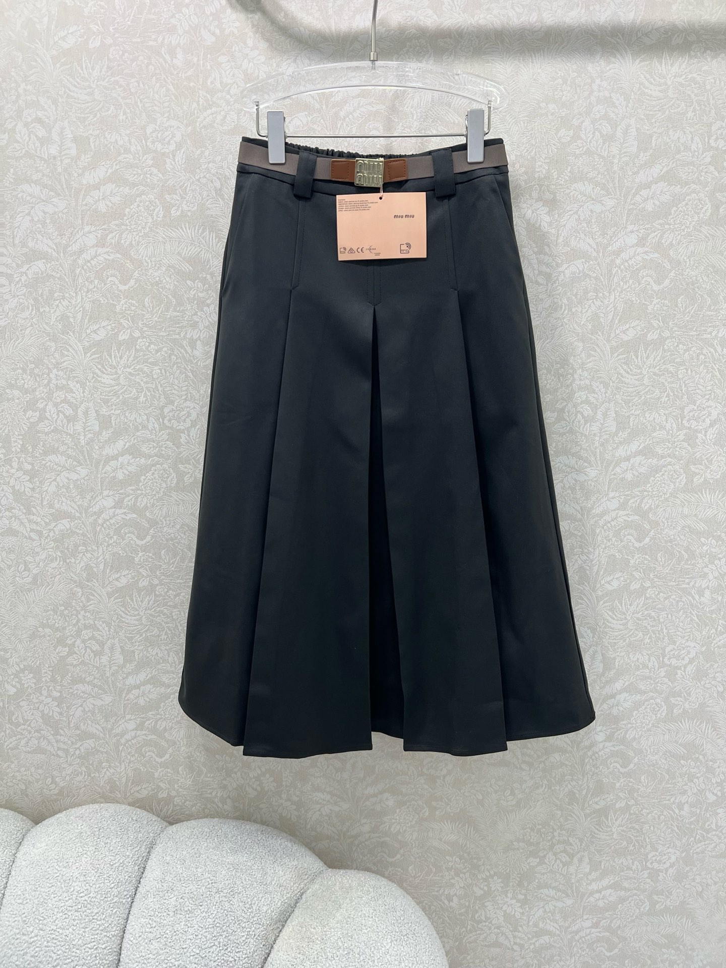 🔥🔥miumi* 25新款miu系复古压褶半裙 定制金属腰头腰带 裙身低调奢华立体剪裁 精简线条感设计凸