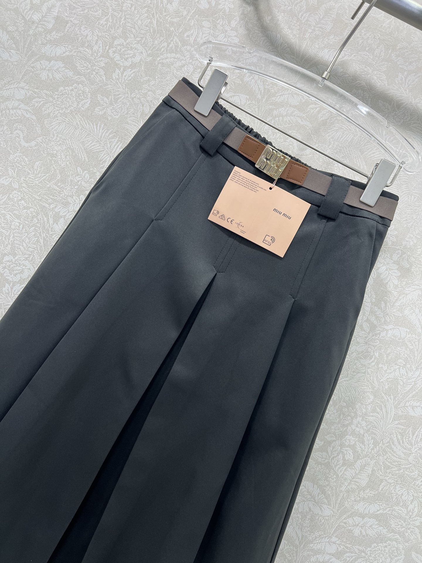 🔥🔥miumi* 25新款miu系复古压褶半裙 定制金属腰头腰带 裙身低调奢华立体剪裁 精简线条感设计凸