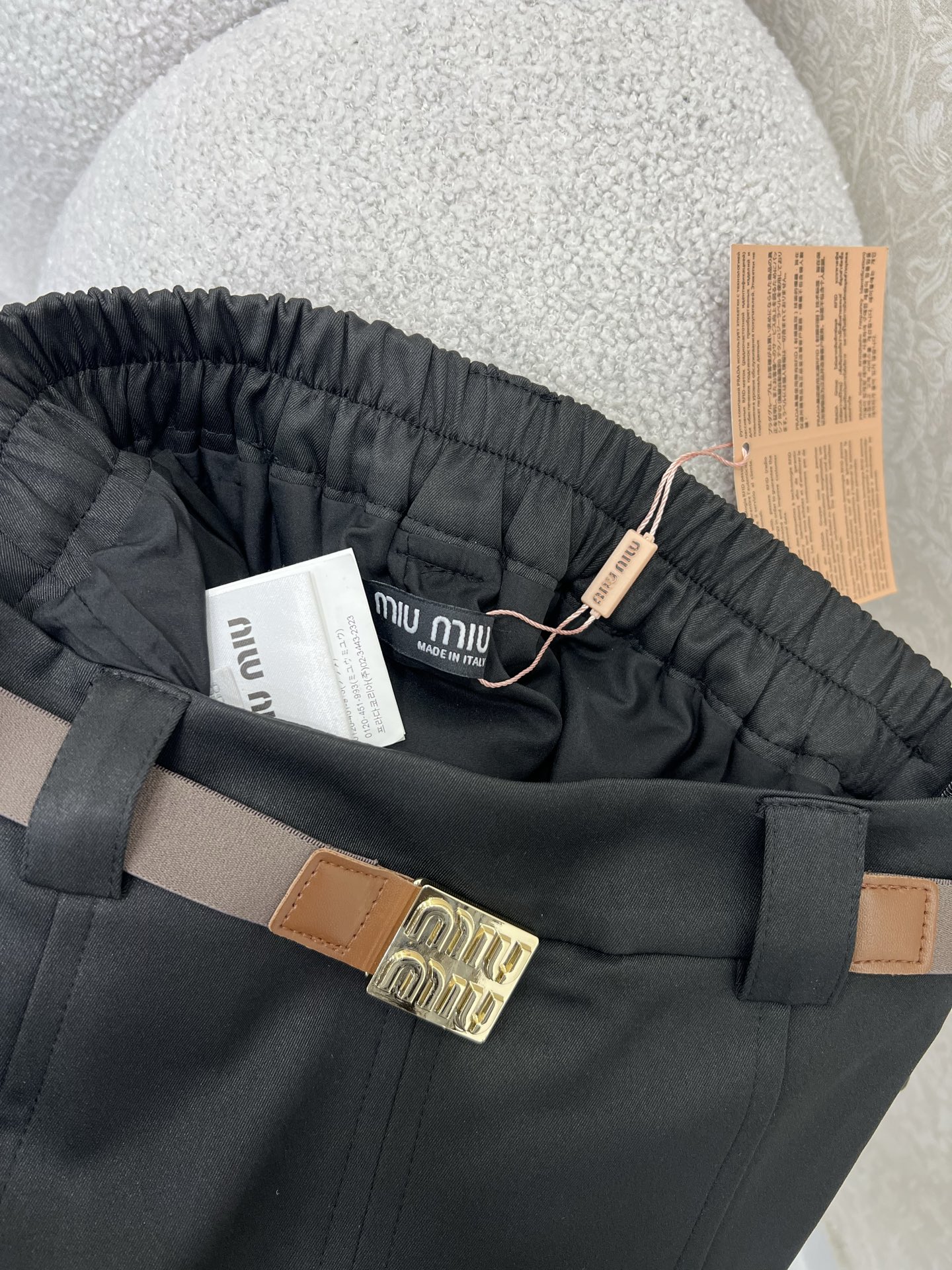 🔥🔥miumi* 25新款miu系复古压褶半裙 定制金属腰头腰带 裙身低调奢华立体剪裁 精简线条感设计凸