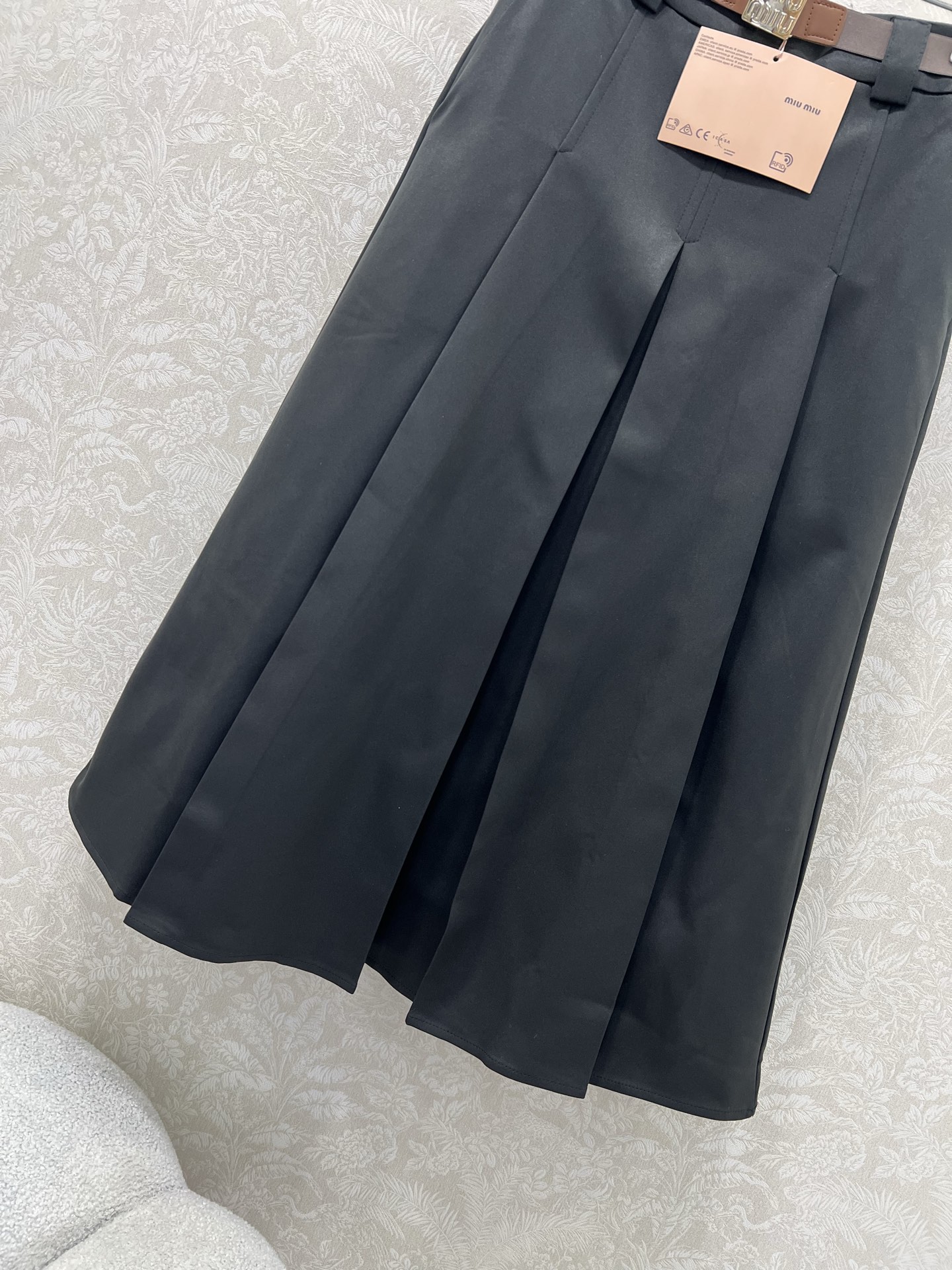 🔥🔥miumi* 25新款miu系复古压褶半裙 定制金属腰头腰带 裙身低调奢华立体剪裁 精简线条感设计凸