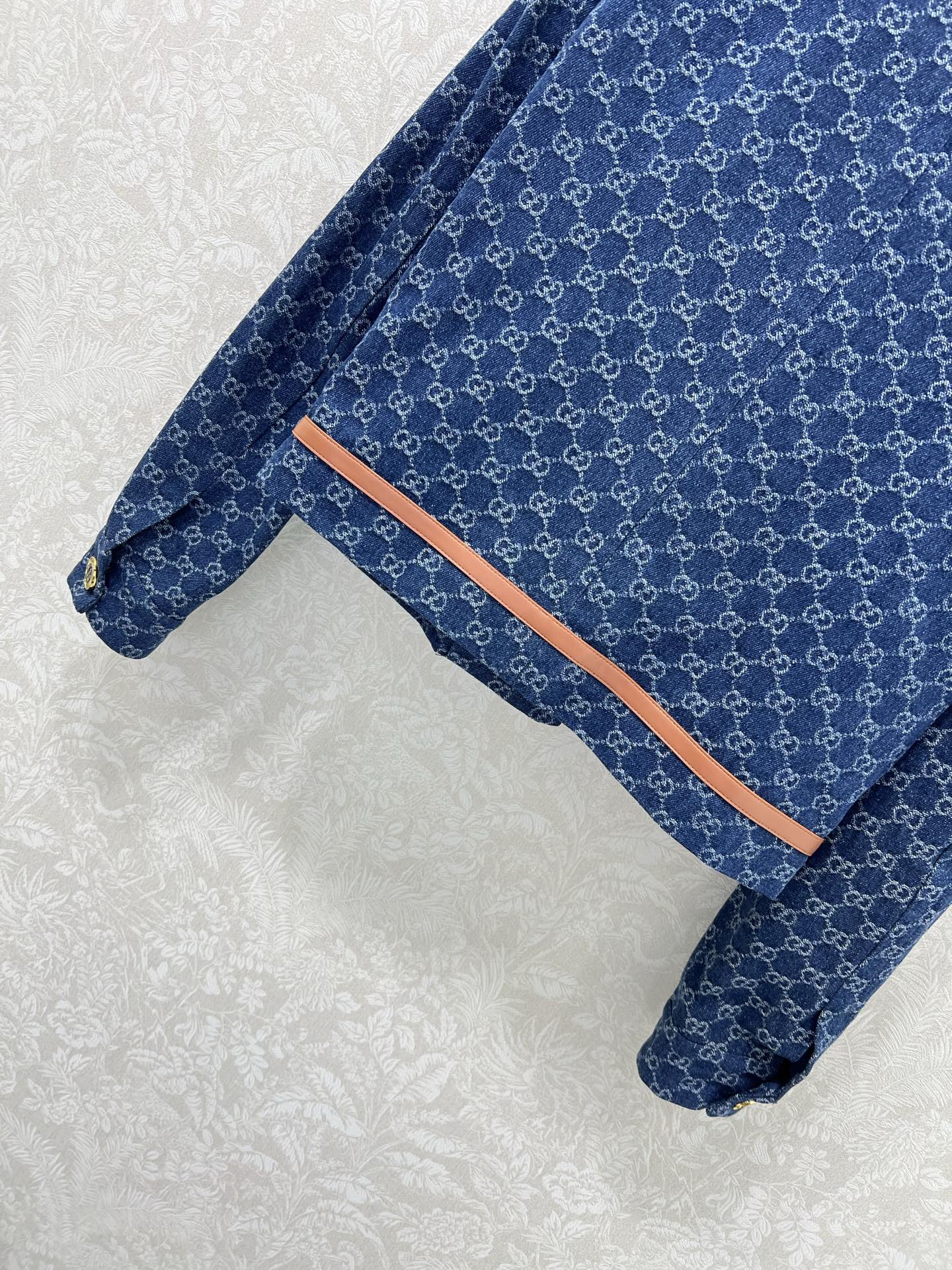 🔥🔥Gucc* 25新款复古洗水牛仔外套 整体双g老花设计 下摆马衔扣皮边装饰 经典翻领H版型时髦又高级