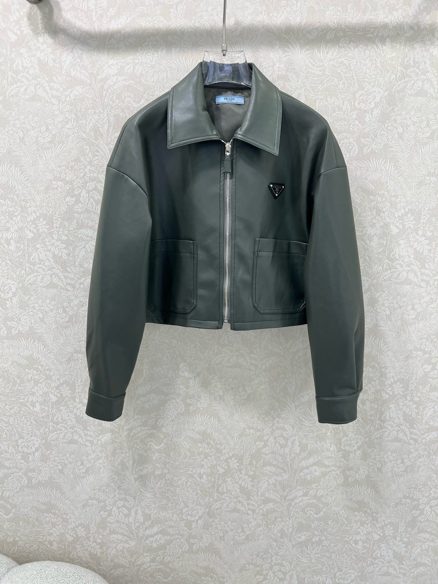🔥🔥PRAD*25秋冬新款洗水皮皮衣外套 挺括有型 设计独特有质感 翻领拉链外套 搭配弹力下摆 经典夹克