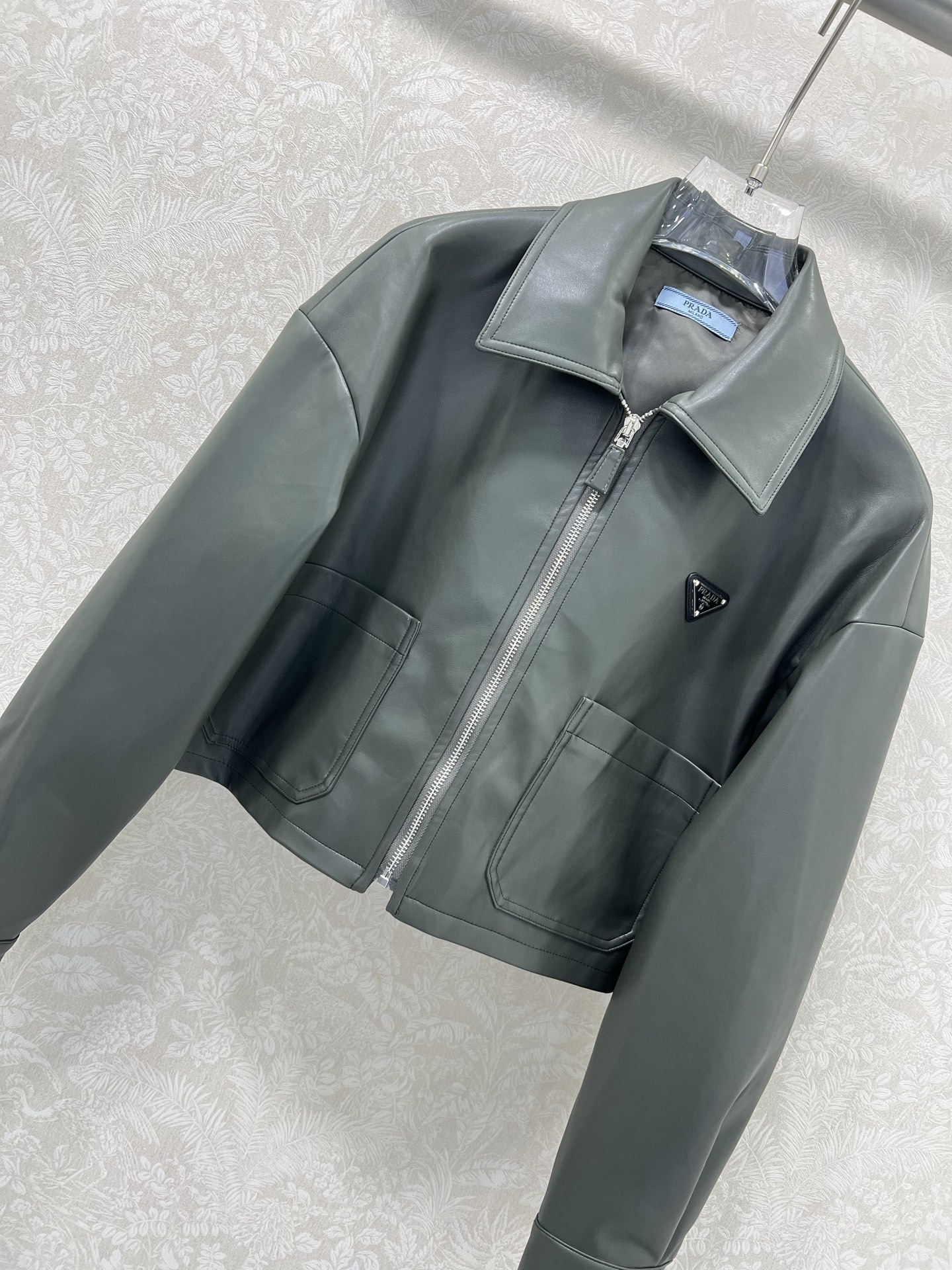 🔥🔥PRAD*25秋冬新款洗水皮皮衣外套 挺括有型 设计独特有质感 翻领拉链外套 搭配弹力下摆 经典夹克
