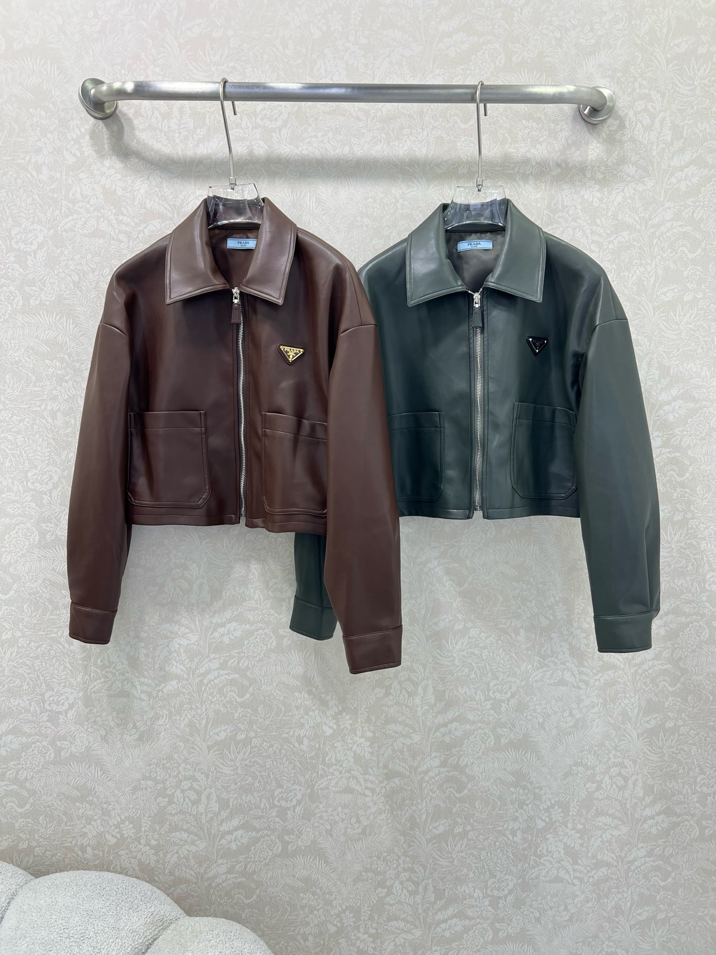 🔥🔥PRAD*25秋冬新款洗水皮皮衣外套 挺括有型 设计独特有质感 翻领拉链外套 搭配弹力下摆 经典夹克