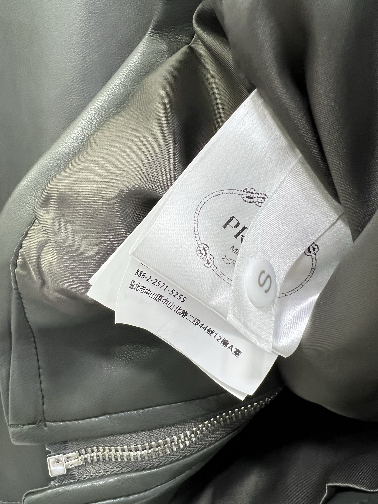 🔥🔥PRAD*25秋冬新款洗水皮皮衣外套 挺括有型 设计独特有质感 翻领拉链外套 搭配弹力下摆 经典夹克