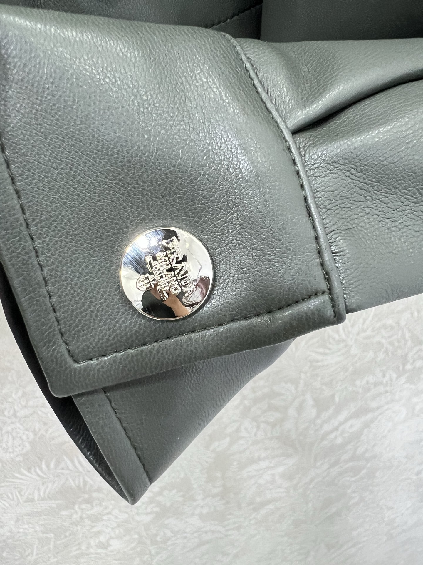 🔥🔥PRAD*25秋冬新款洗水皮皮衣外套 挺括有型 设计独特有质感 翻领拉链外套 搭配弹力下摆 经典夹克