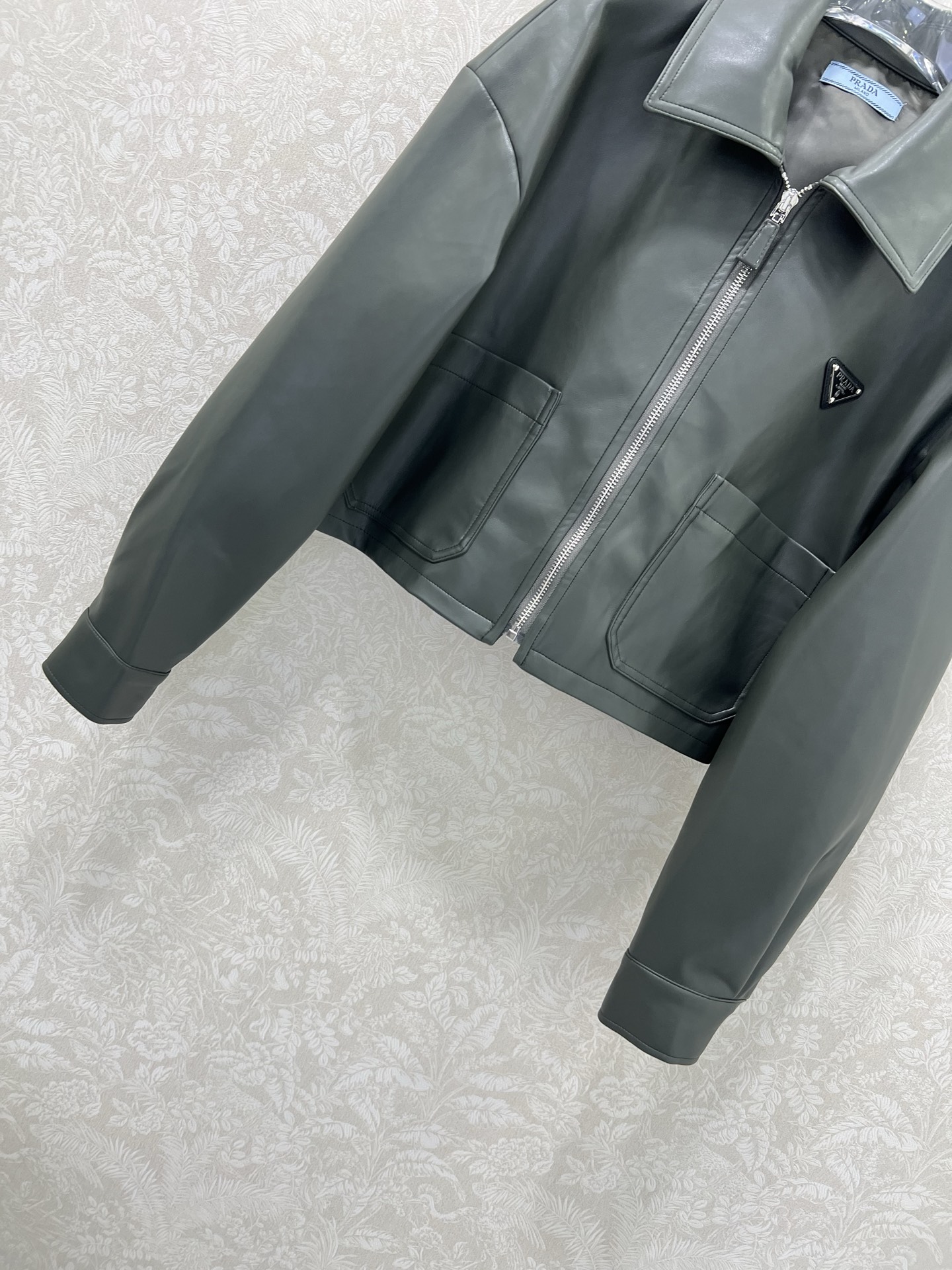 🔥🔥PRAD*25秋冬新款洗水皮皮衣外套 挺括有型 设计独特有质感 翻领拉链外套 搭配弹力下摆 经典夹克