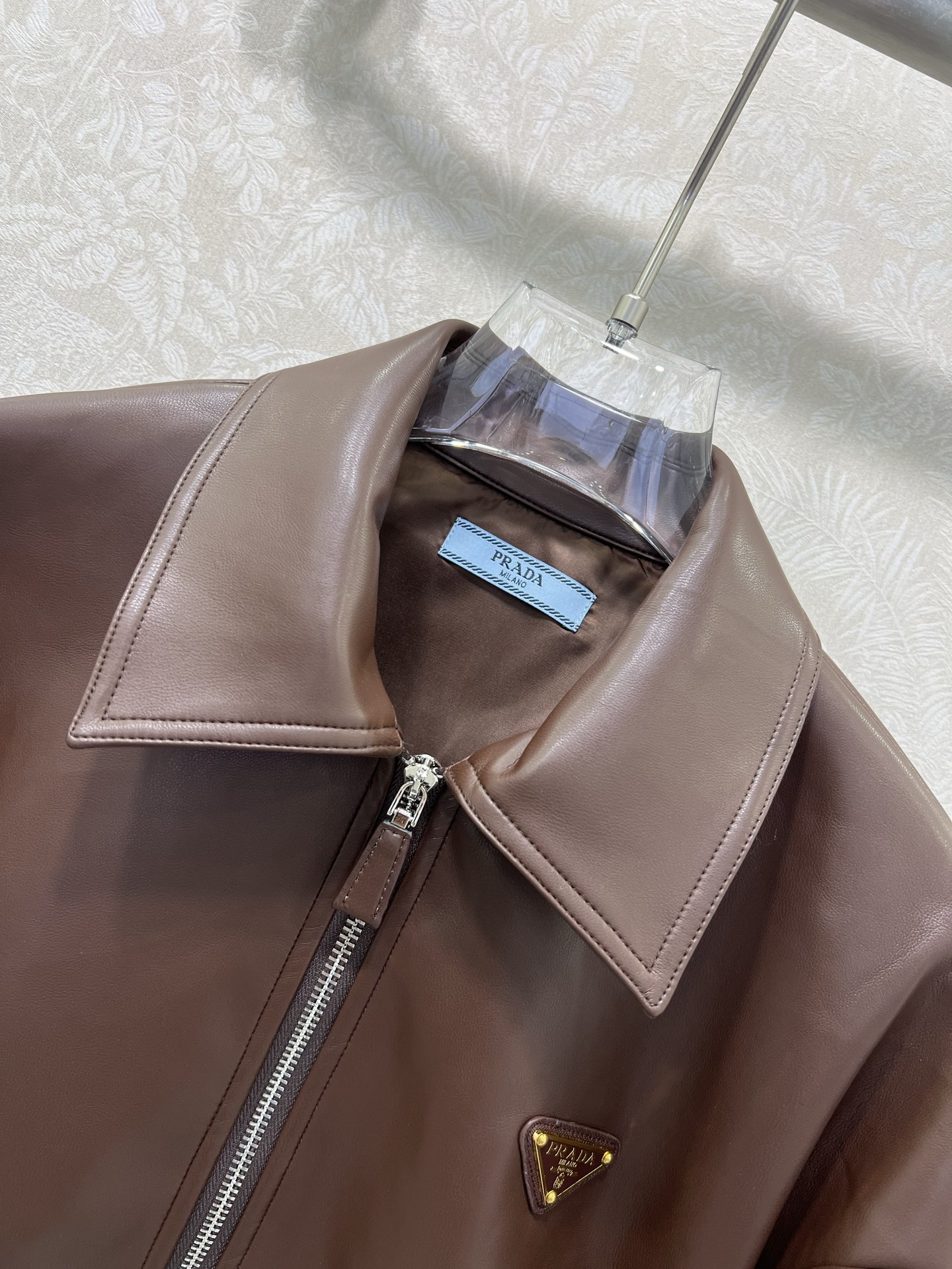 🔥🔥PRAD*25秋冬新款洗水皮皮衣外套 挺括有型 设计独特有质感 翻领拉链外套 搭配弹力下摆 经典夹克