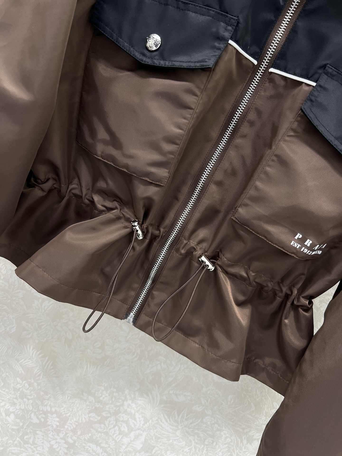 🔥PRAD*25新款撞色冲锋衣尼龙立领外套 采用高级水洗尼龙棉质斜纹面料质感满满！腰部抽绳随性调节，打造