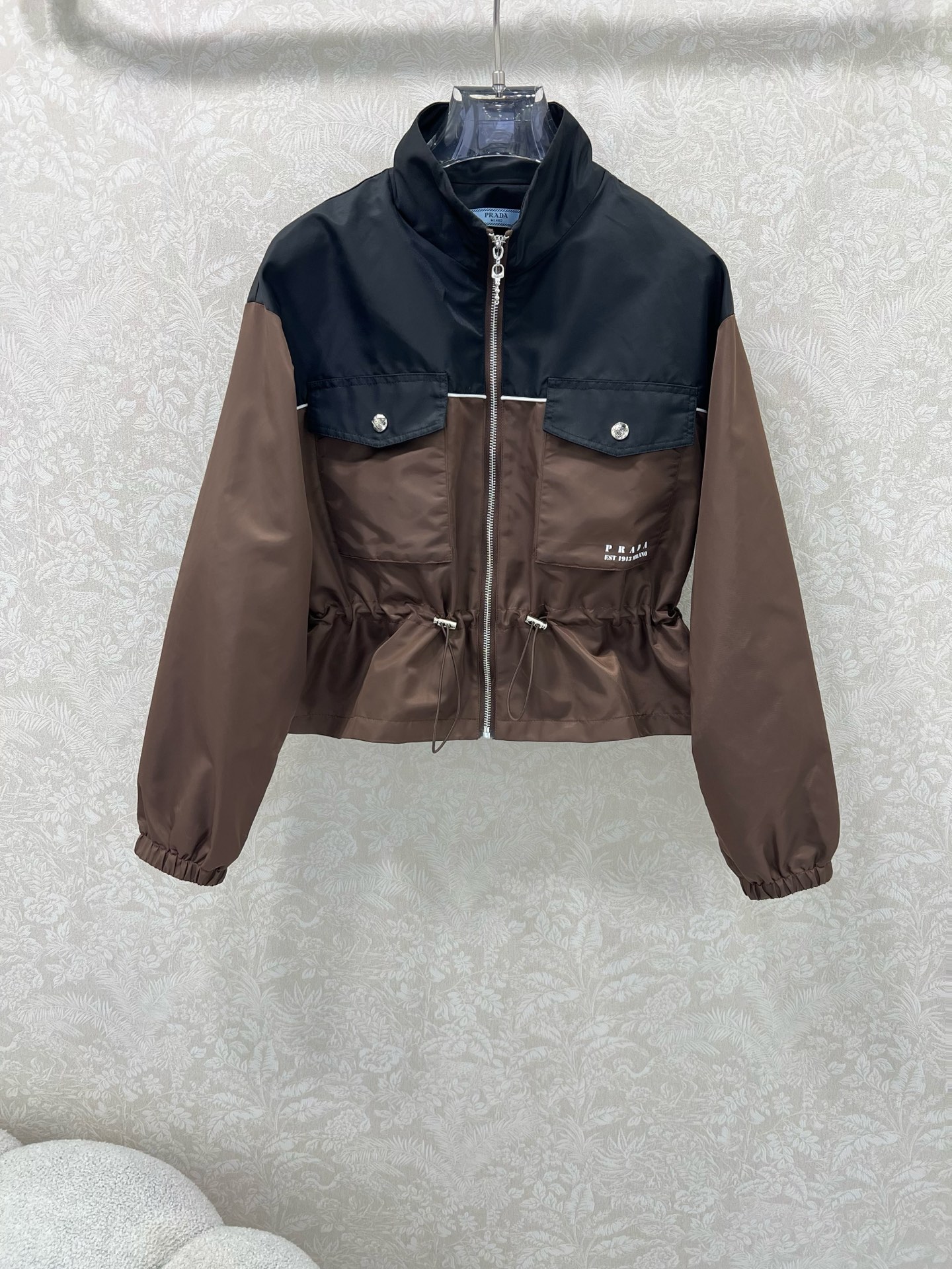 🔥PRAD*25新款撞色冲锋衣尼龙立领外套 采用高级水洗尼龙棉质斜纹面料质感满满！腰部抽绳随性调节，打造