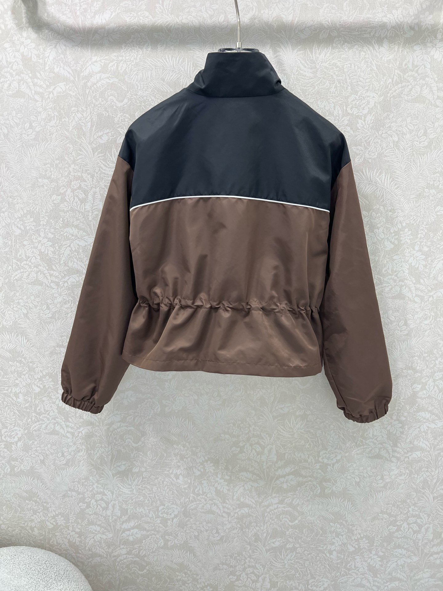 🔥PRAD*25新款撞色冲锋衣尼龙立领外套 采用高级水洗尼龙棉质斜纹面料质感满满！腰部抽绳随性调节，打造