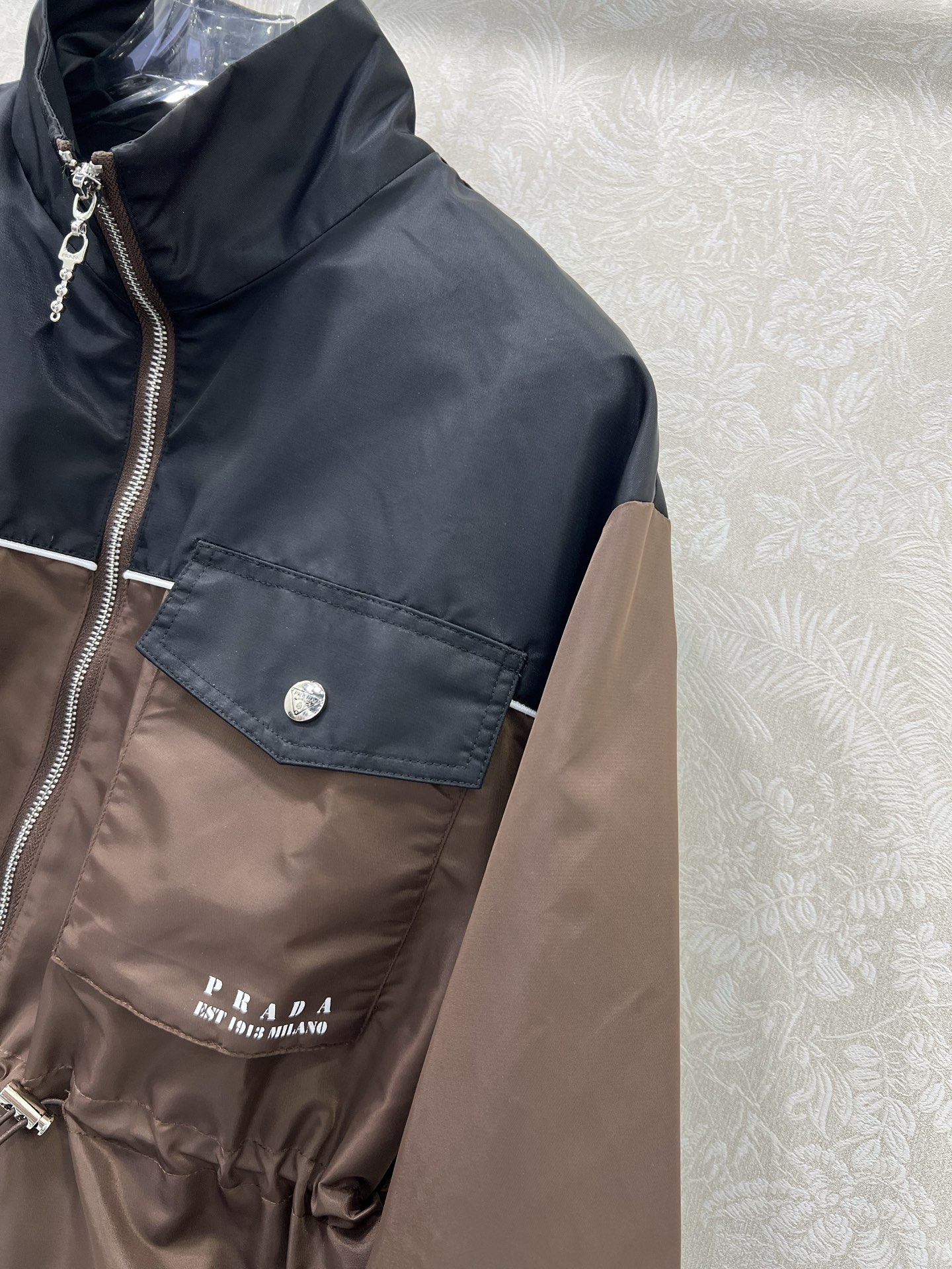 🔥PRAD*25新款撞色冲锋衣尼龙立领外套 采用高级水洗尼龙棉质斜纹面料质感满满！腰部抽绳随性调节，打造